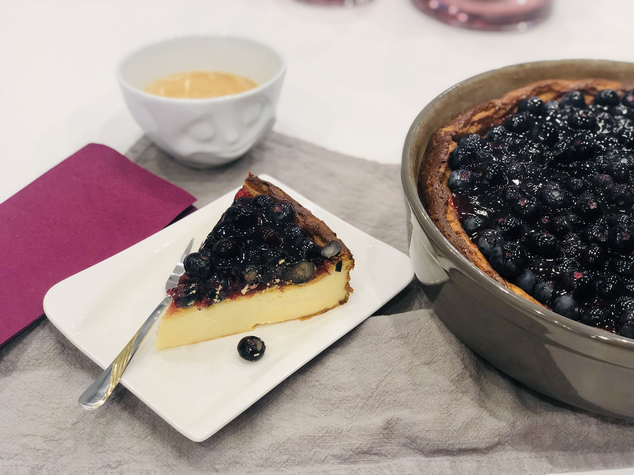 Der Kuchen ist super lecker und die die Quark/Schmand Creme sehr zart.