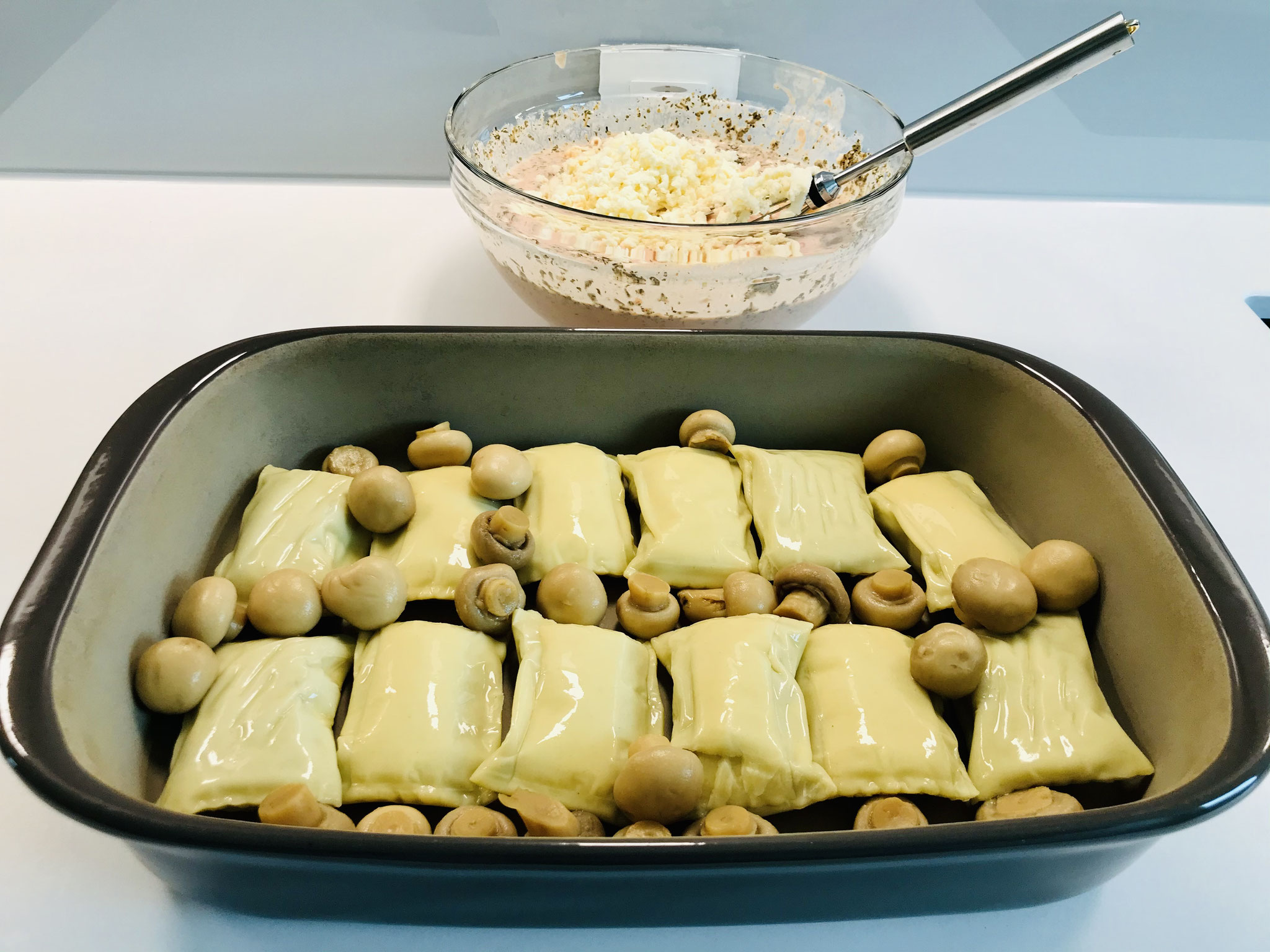Lege die Maultaschen und die Pilze in das Grundset oder der rechteckigen Ofenhexe® von Pampered Chef...