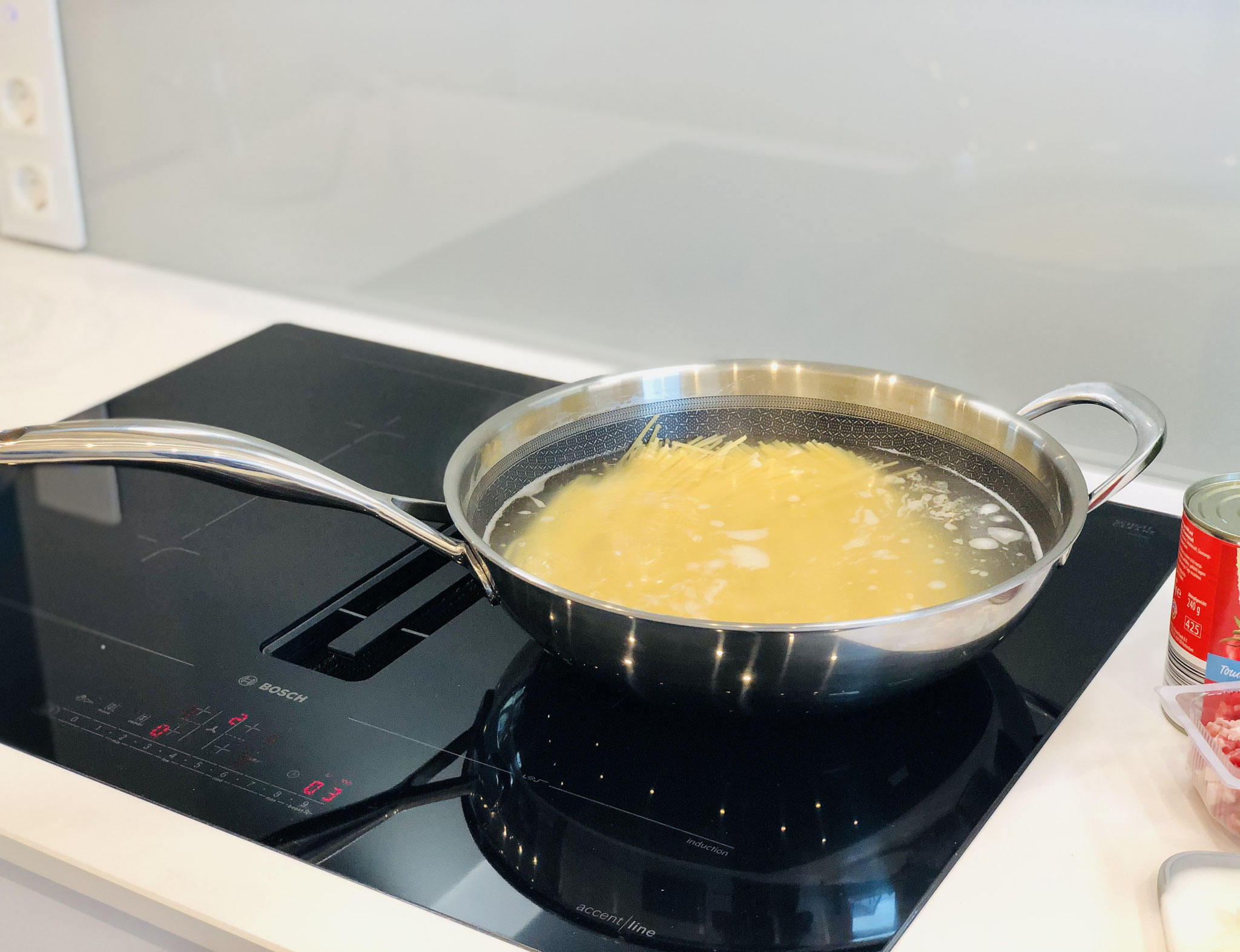 Die Nudeln dann in ein Sieb abgießen und dabei etwas Nudelwasser auffangen...