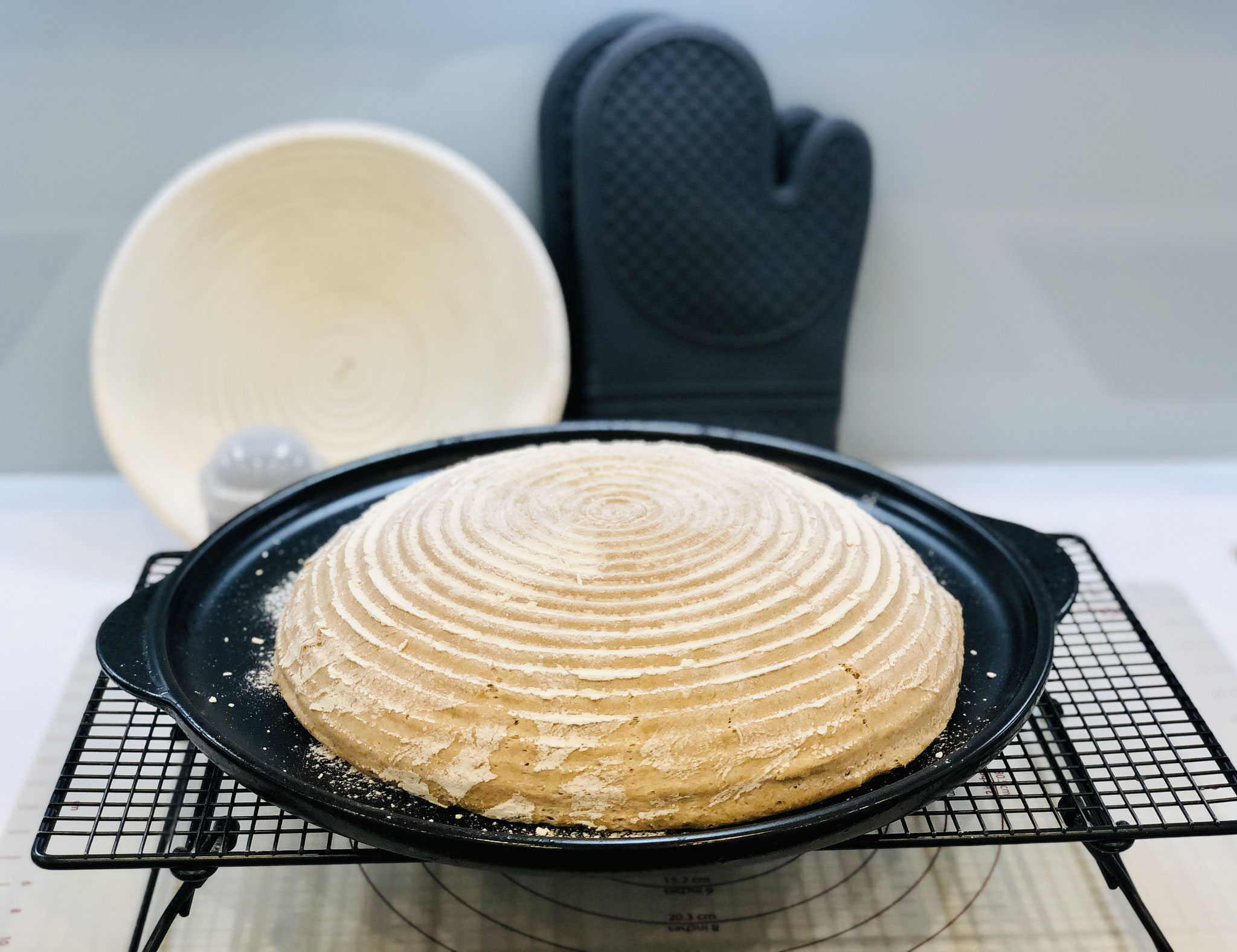Jetzt schon schaut der Laib wunderschön aus...aber nun muss er in den Backofen eingeschoben werden ♥