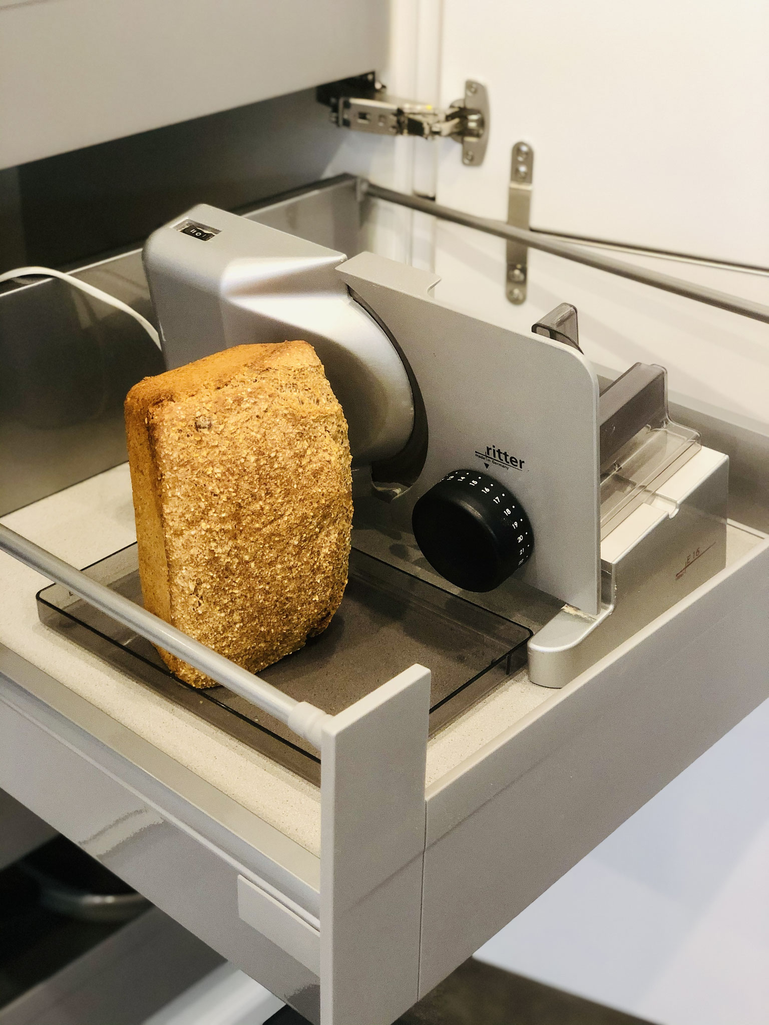 Mein Brot liegt mit der Anschnittfläche auf dem Brettchen von der Schneidemaschine ...