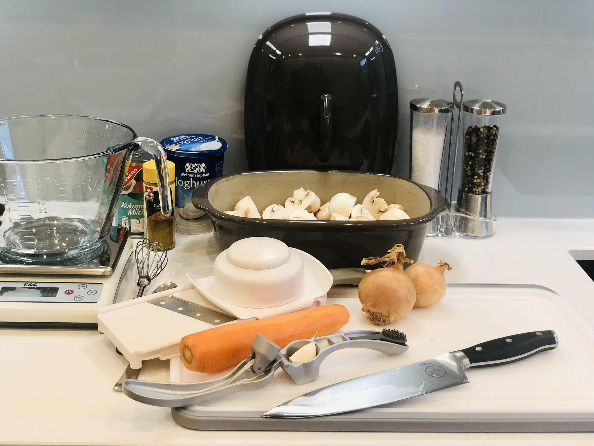 Alles klein schneiden und mit dem Küchenhobel fein hobeln und zum Fleisch das in kleine Stücke geschnitten wurde geben...