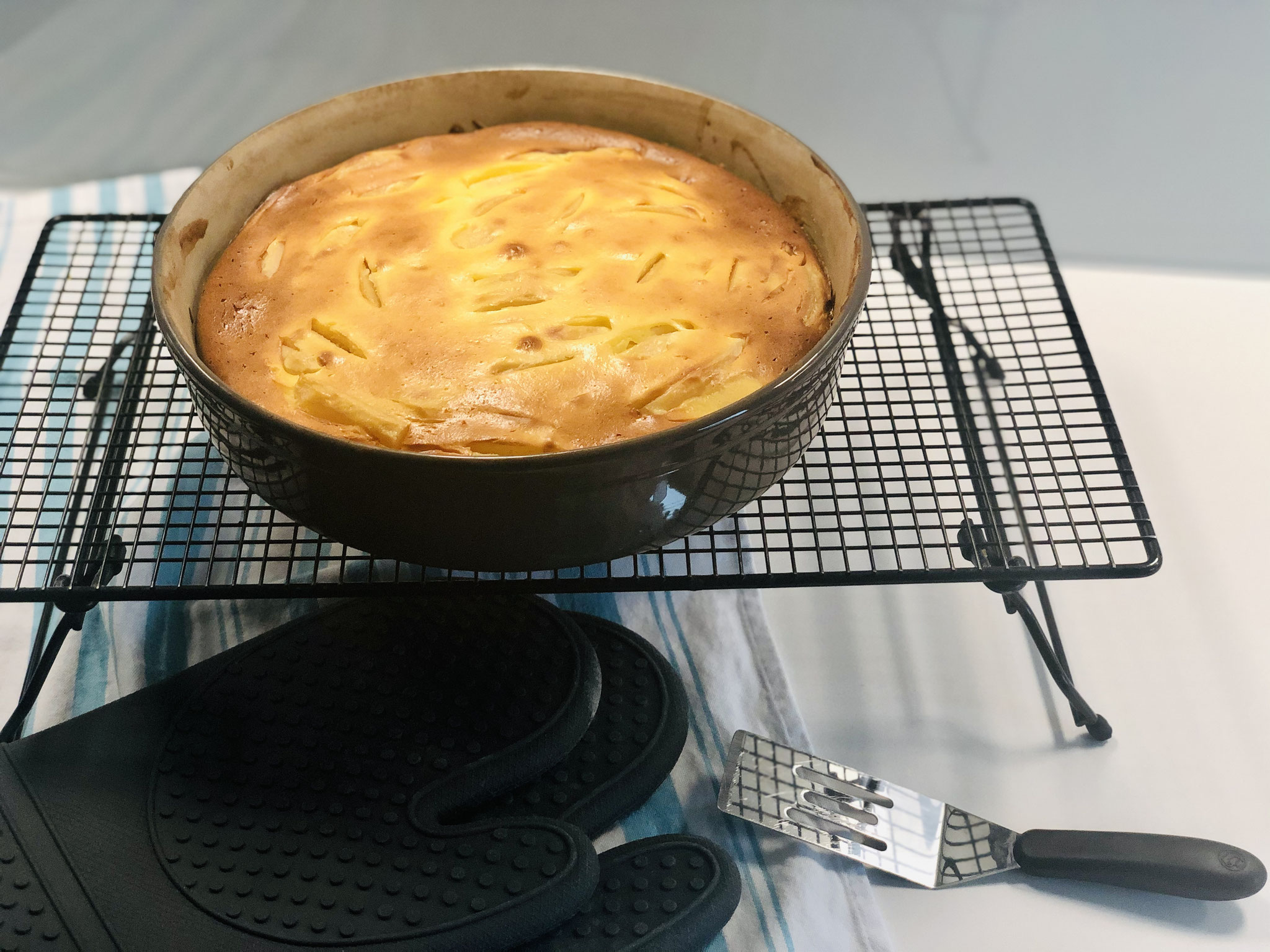 Nach dem backen die Kuchenform sofort auf das Kuchengitter von Pampered Chef stellen und gut abkühlen lassen...