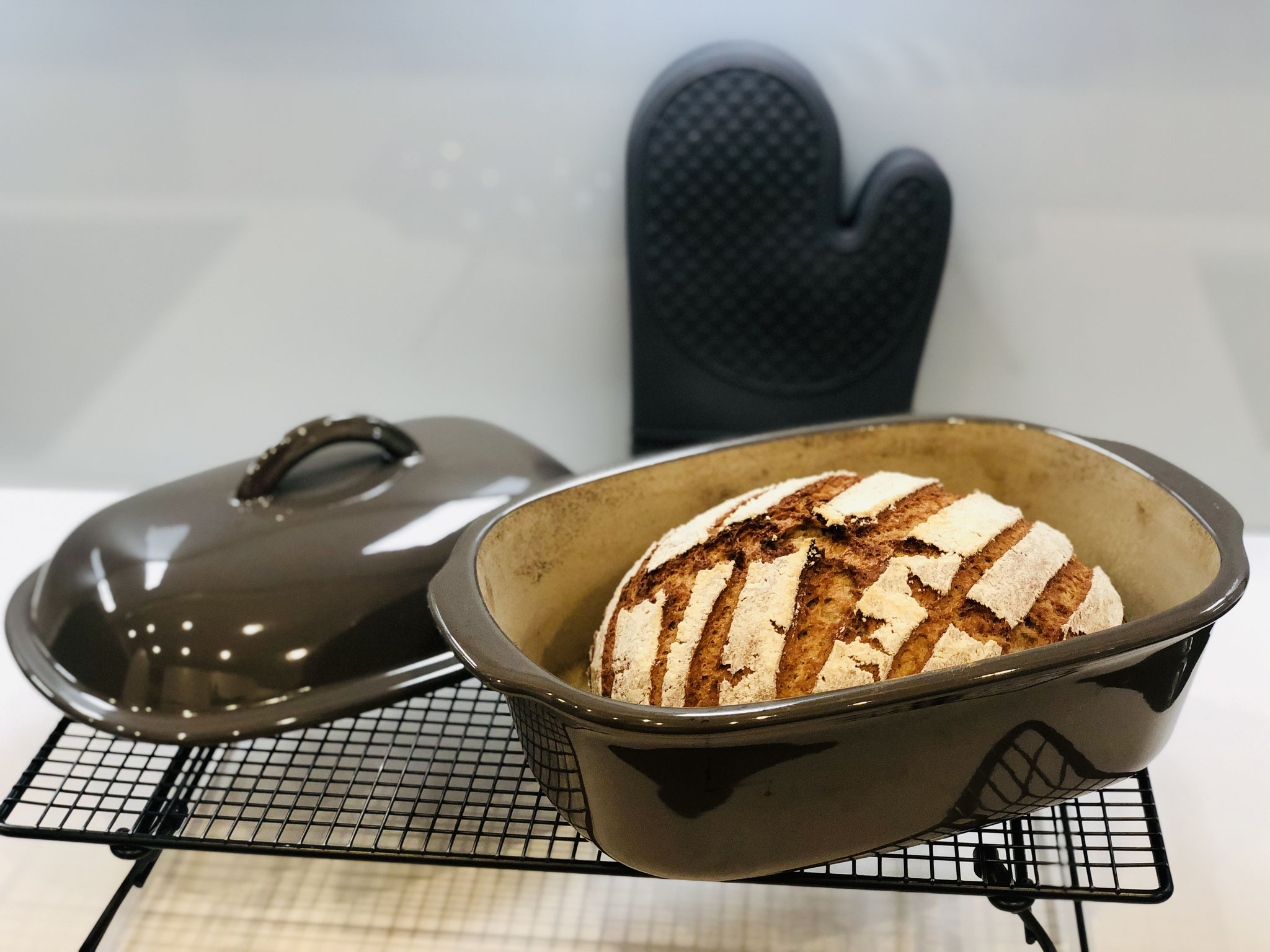 Das Brot im Backofen nun bei 230°C perfekt zu einem Steinbackofenbrot backen...