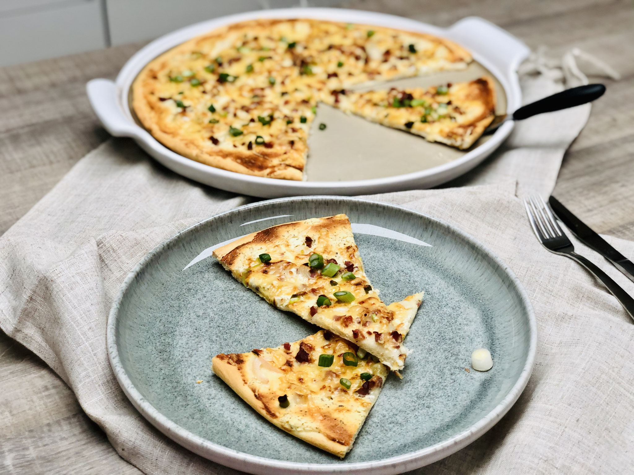 Mit dem Pizzaschneider mit zwei geschliffenen Klingen schneidest du direkt aus der White Lady oder Zauberstein deinen Flammkuchen oder Pizza