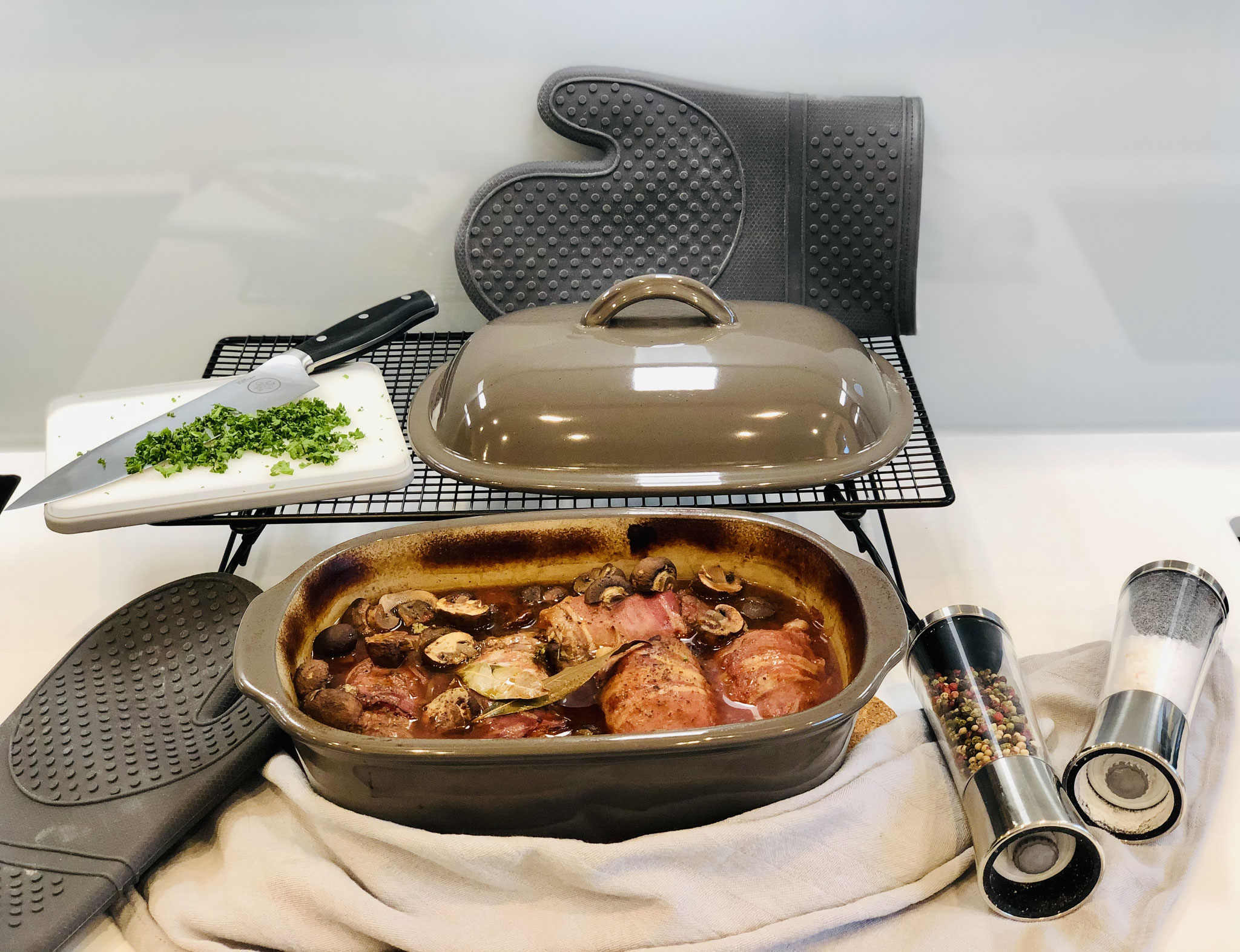 Sauce nach Rezept anrühren und über die Roulanden im Ofenmeister gießen....