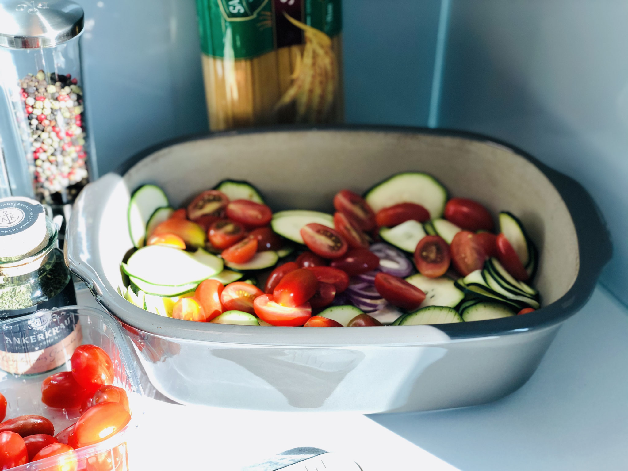 Tomaten halbieren und dazu geben.