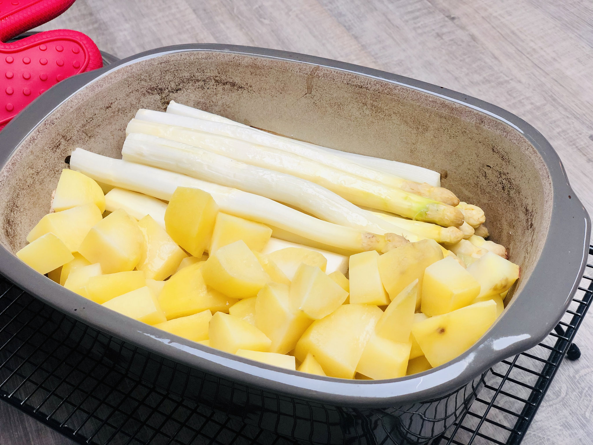 Spargel waschen und schälen und in den Ofenmeister legen. Kartoffeln schälen und in Stücke schneiden....