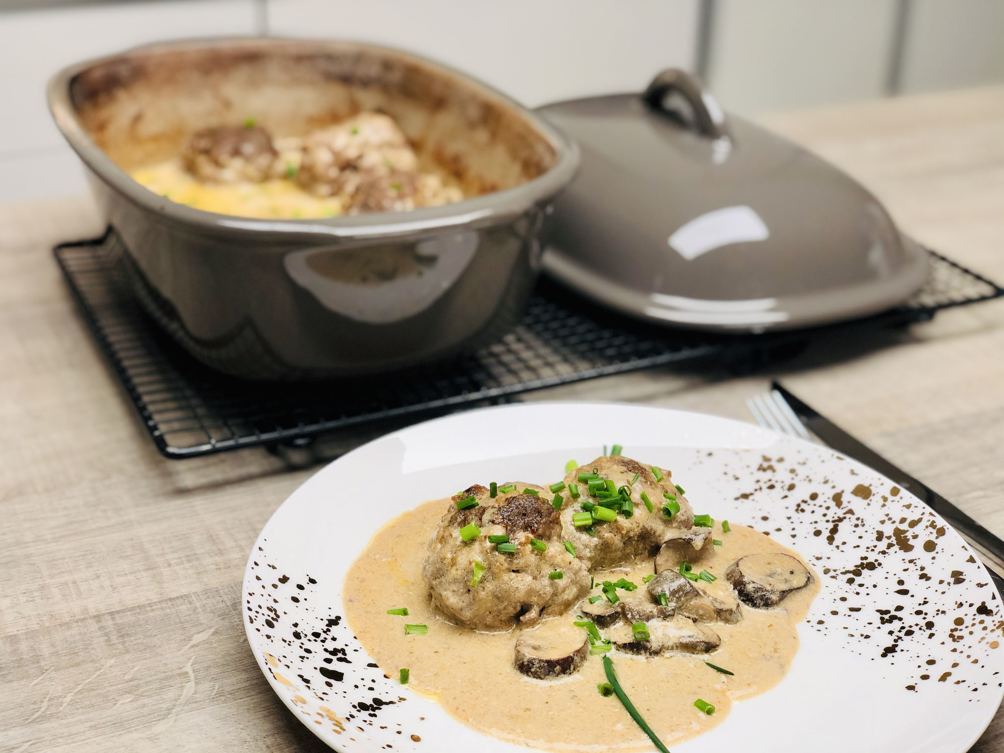 Dazu kannst du entweder Nudeln, Reis oder Semmelknödel servieren..