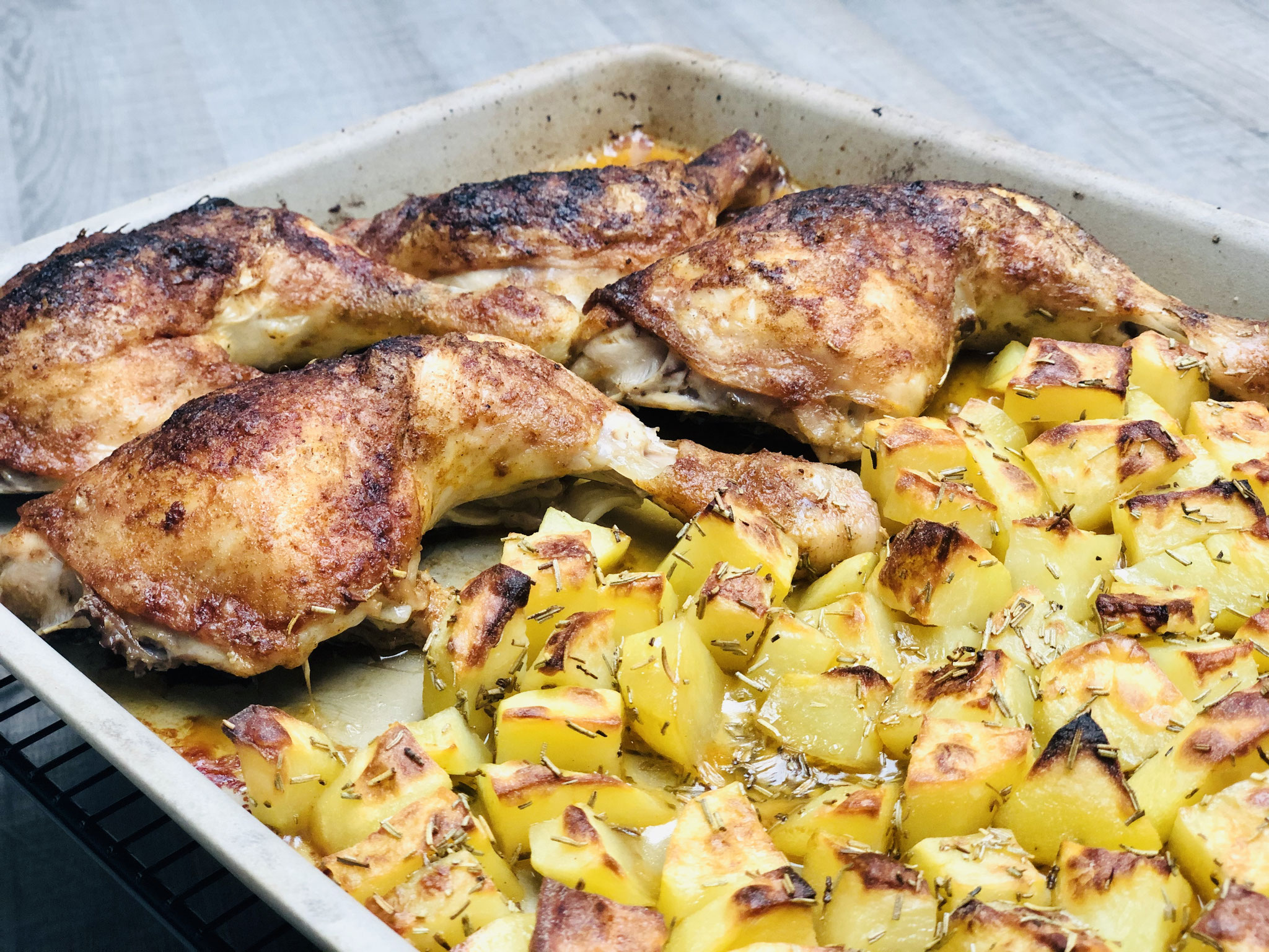 Das Fleisch ist saftig sodass es vom Knochen rutscht und dennoch außen kross und knusprig..