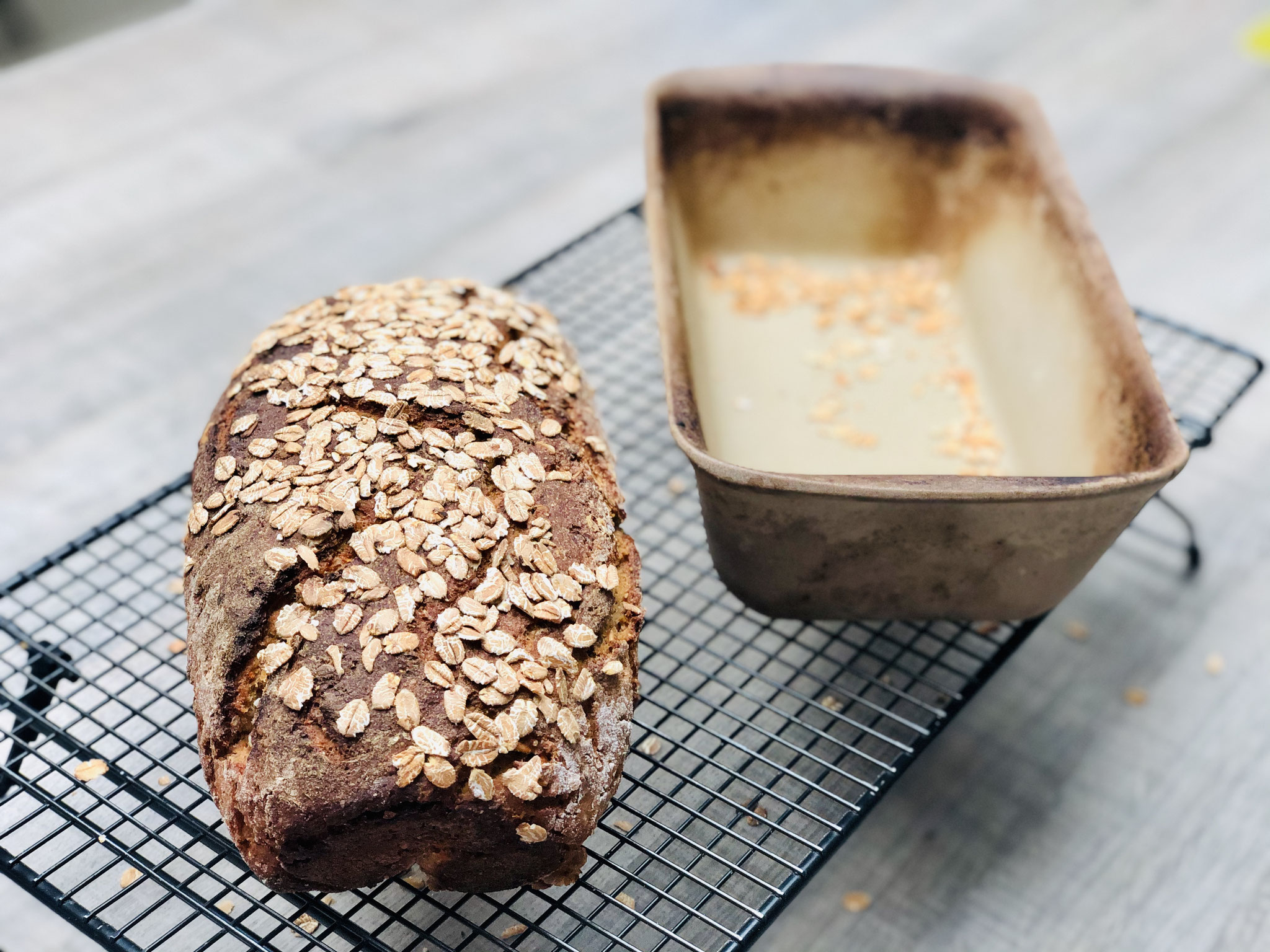 Brot aus dem Zauberkasten stürzen udn auf dem Kuchengitter auf Füssen von Pampered Chef® und gut auskühlen lassen...