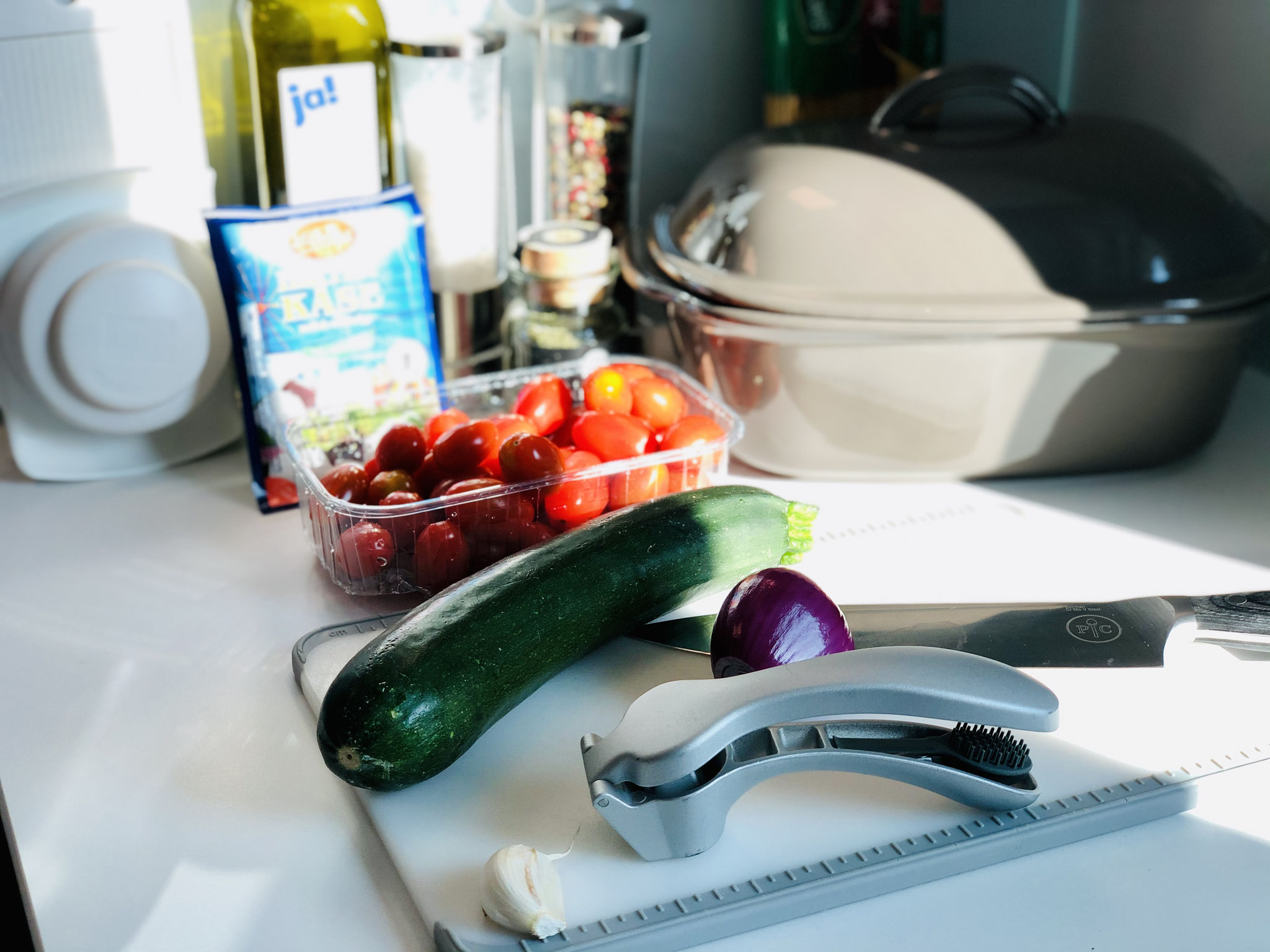 Hier siehst du wie ich alles für dieses Baked Feta Pasta Rezept vorbereite. Die Zwiebel und die Zucchini schneide ich mit dem kleinen Küchenhobel von Pampered Chef in Scheiben..