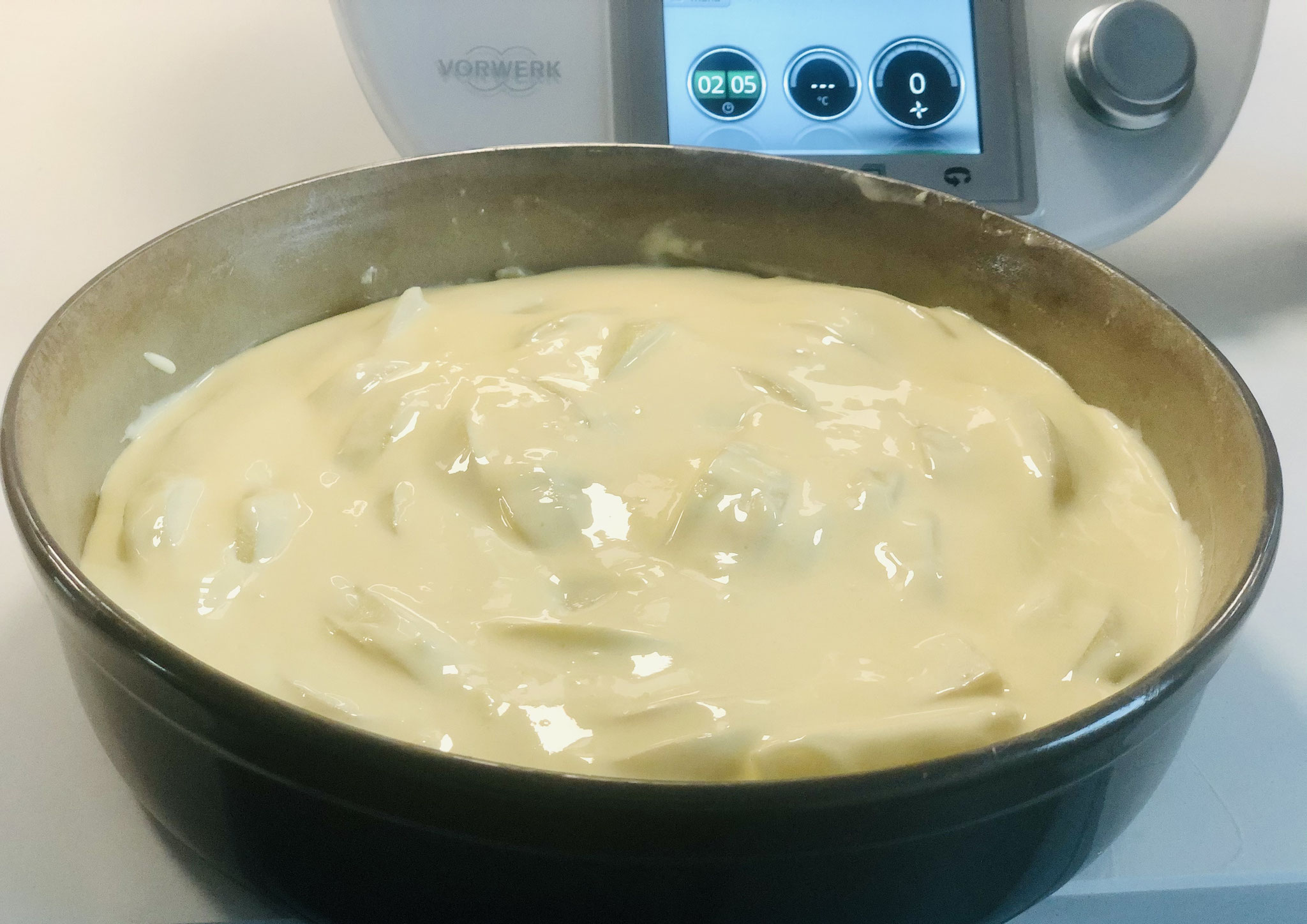 Den Rahmguss im Thermomix nach Rezept zubereiten und über die Birnen in die Kuchenform Leila gießen...