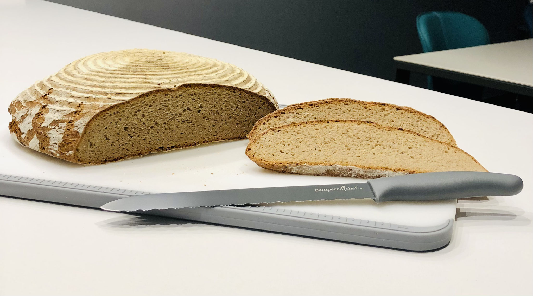 Mit dem tollen Pampered Chef Brotmesser schneidest du schöne Scheiben von dem schmackhaften Brot. Viel Spaß beim Nachbacken ♥