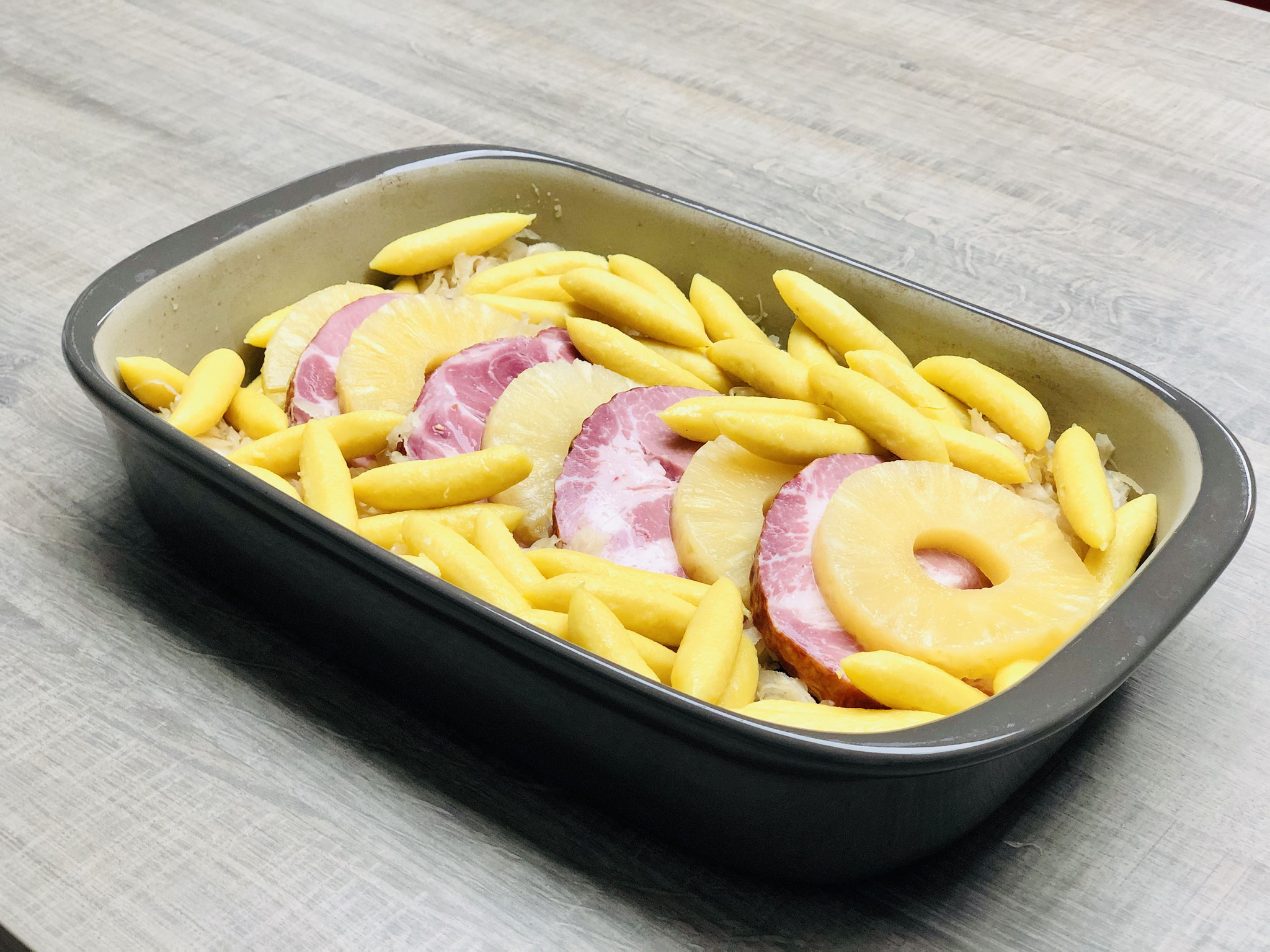 Die Hälfte des Ananassaftes aus der Dose über das Fleisch gießen....