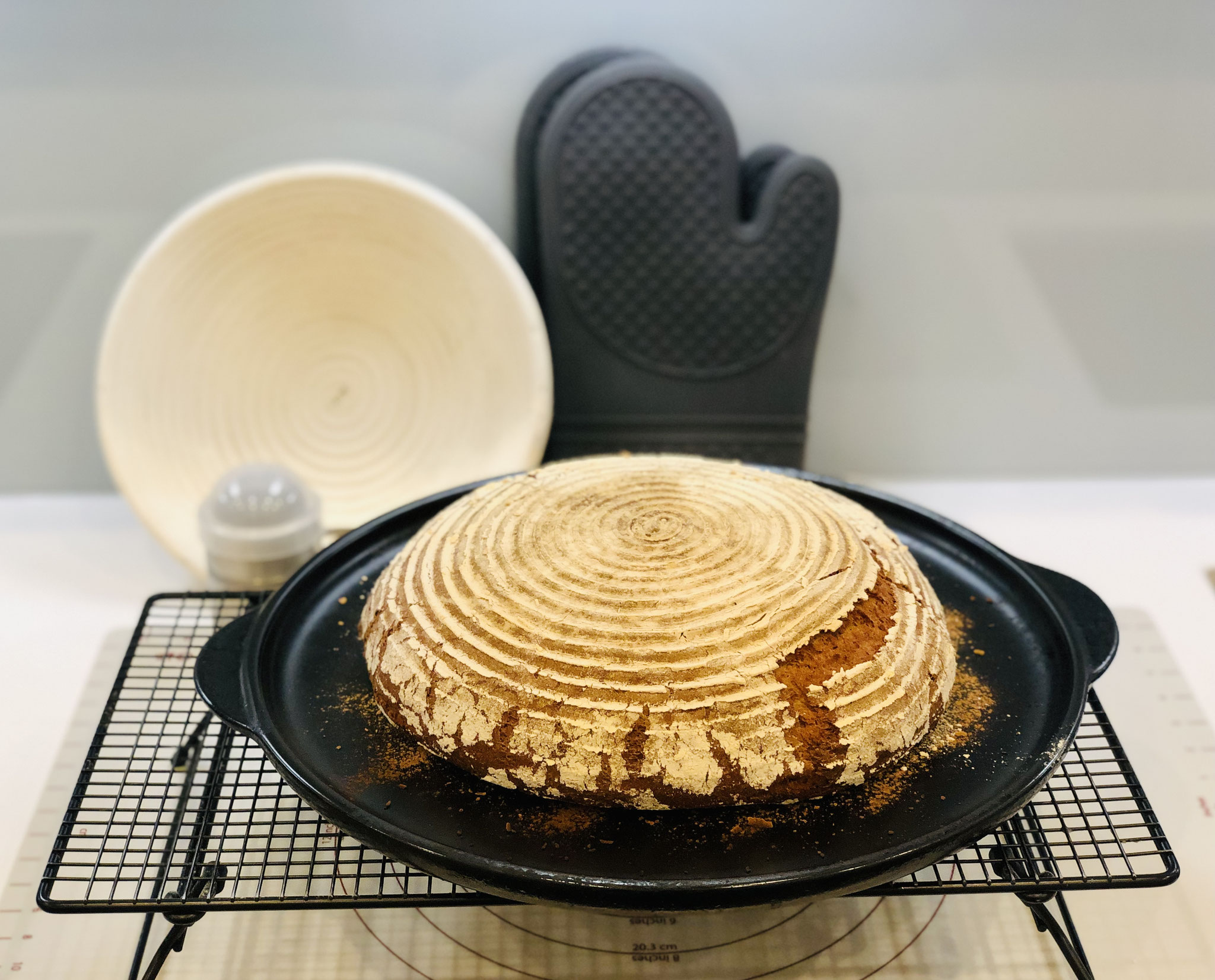 Schau dir dieses wunderschöne Brot an das ich im Backofen auf dem Grillstein gebacken habe.... Du kannst dieses Rezept aber auch für den Ofenmeister oder der White Lady anwenden.
