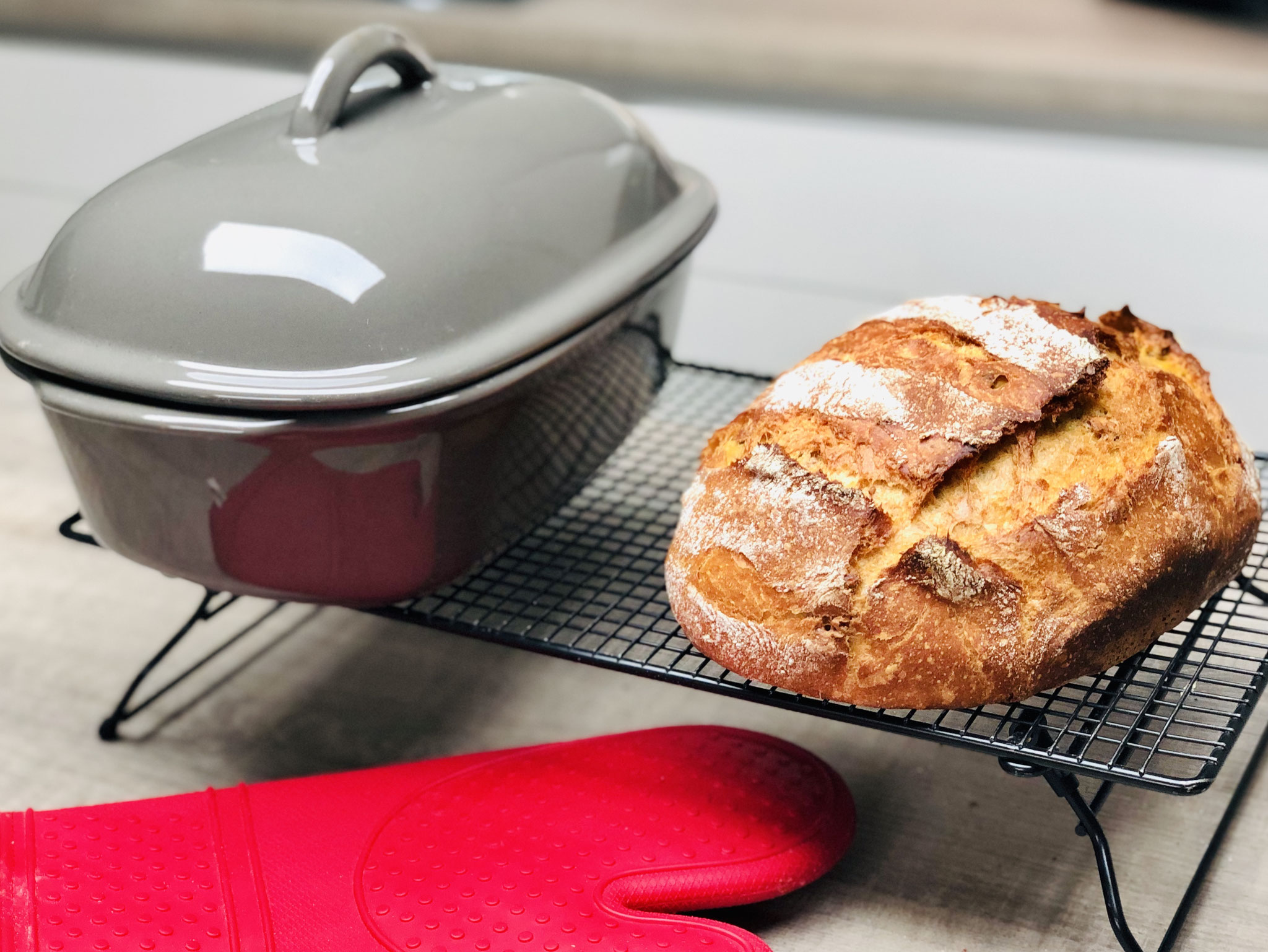 Das Brot sofort aus dem Ofenmeister auf das Kuchengitter/Abkühlgitter von Pampered Chef stürzen und auskühlen lassen