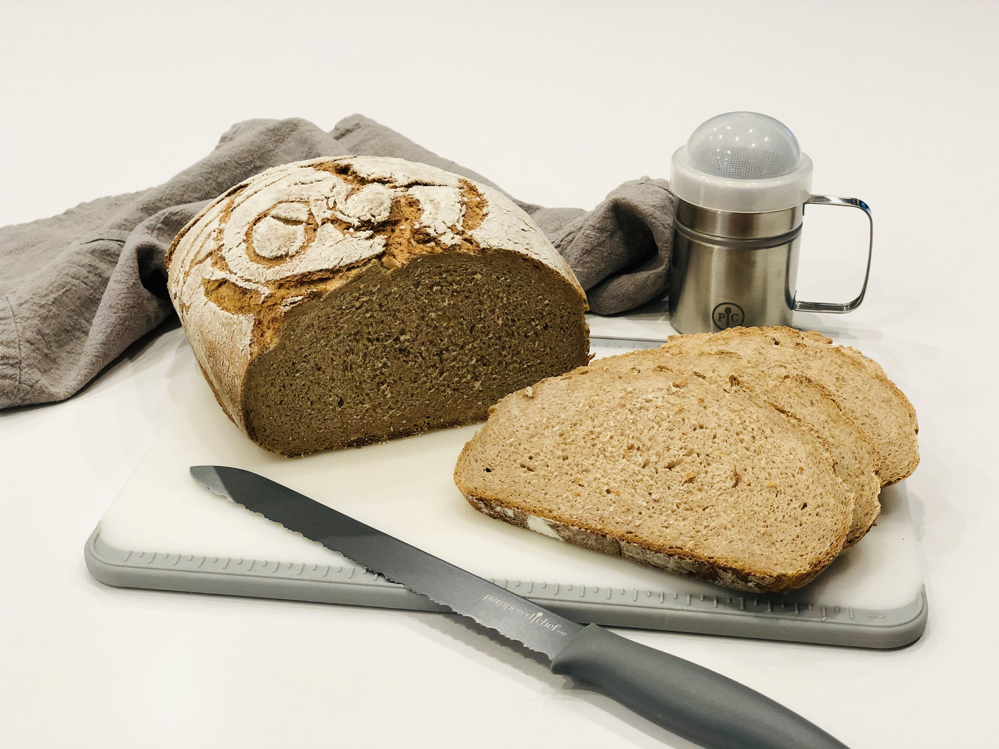 So sieht die Krume vom Brot aus....hach es ist einfach lecker so ein frisches selbst gebackenes Brot zu essen ♥