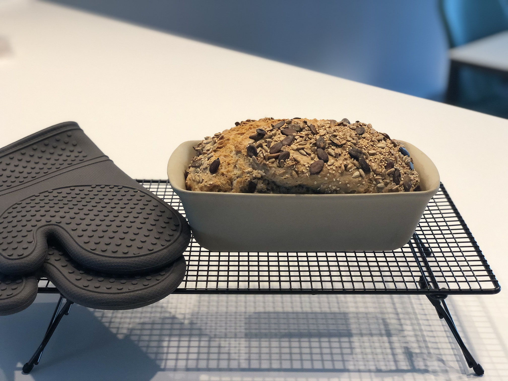 Nun in den Backofen geben und ca. 60 Minuten backen... Nach dem backen die Form mit den Packs an! Silikonhandschuhen die Form herausholen und auf das Kuchengitter auf Füssen stürzen...