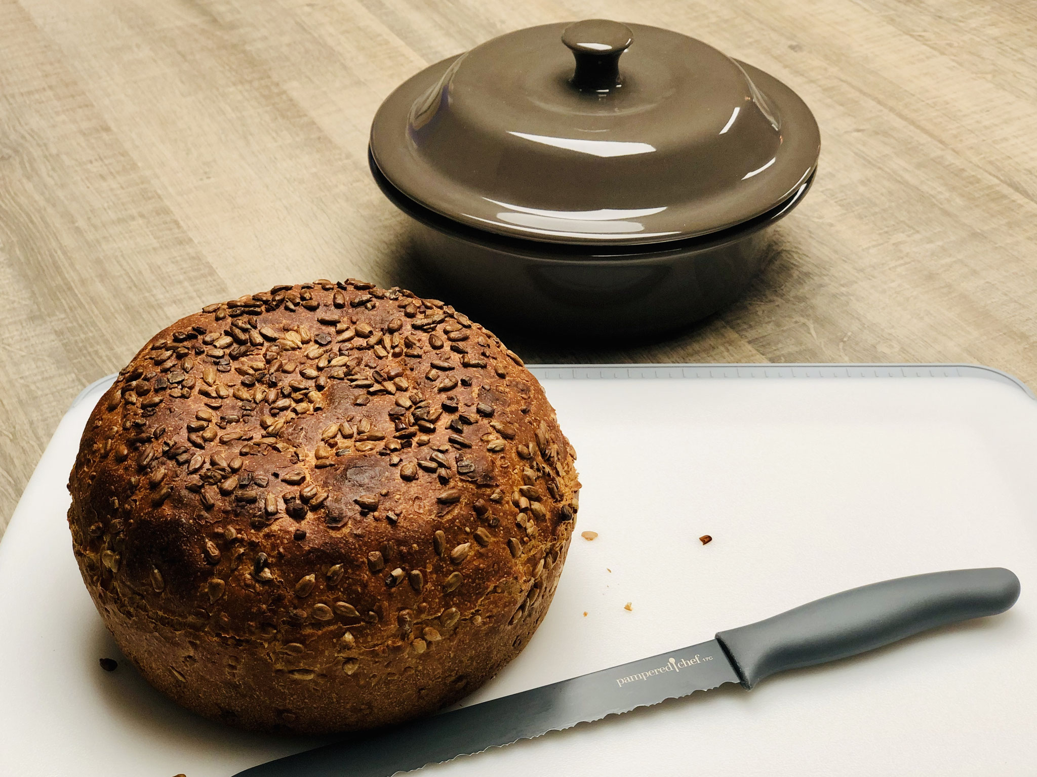 Hier siehst du das fertig gebackene Brot aus der Stoneware - Zaubermeister
