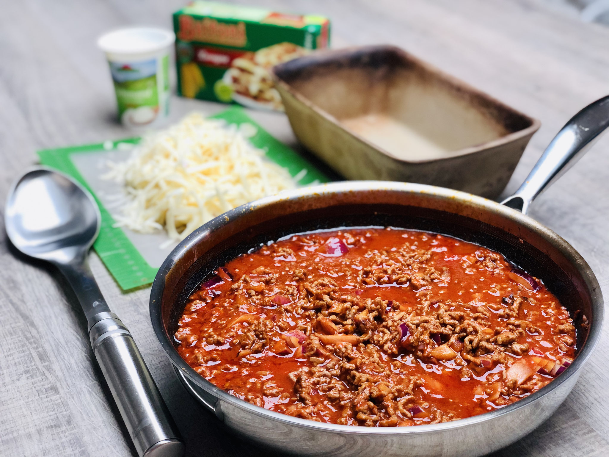 Das Hackfleisch mit dem Gewürzen und der Zwiebel gut anrösten und dann mit passierten Tomaten aufgießen.....