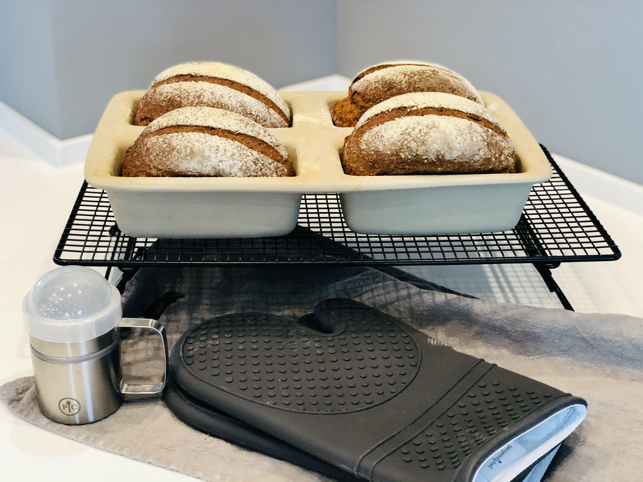 Nach dem backen das Brot sofort auf der Stoneware rausholen und auf das Kuchengitter von Pampered Chef abkühlen lassen...