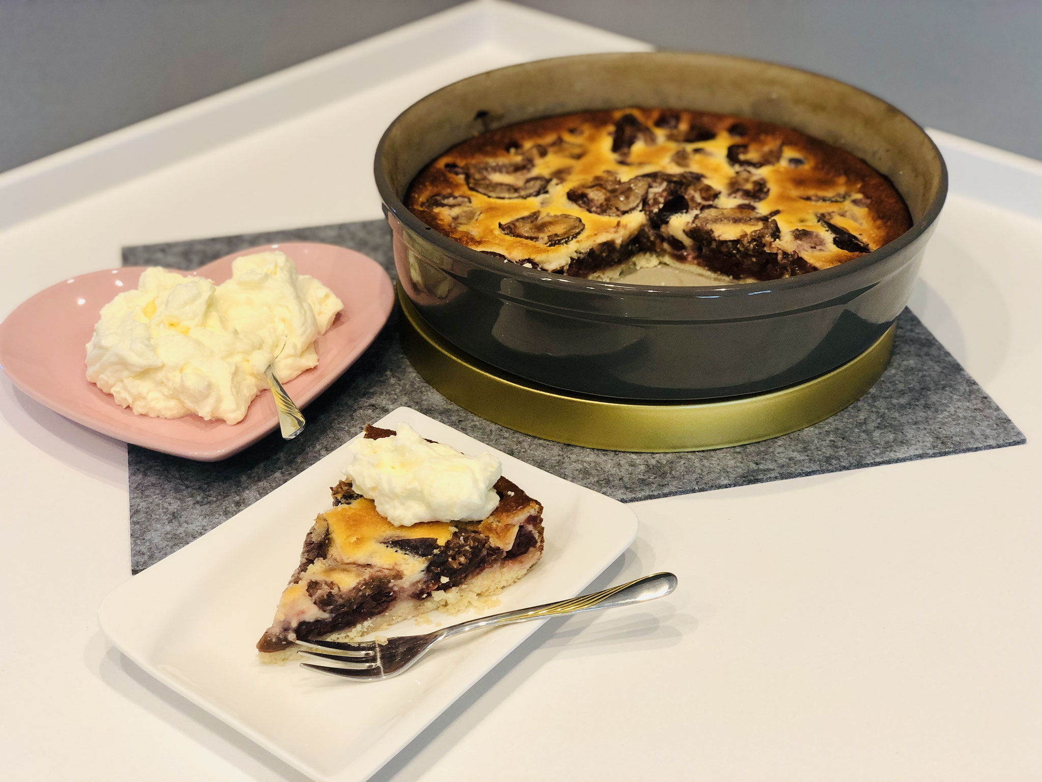 Ich schneide jedes Stück einzeln aus der Kuchenform raus und hebe es mit dem kleinen Servierheber von Pampered Chef auf den Kuchenteller...