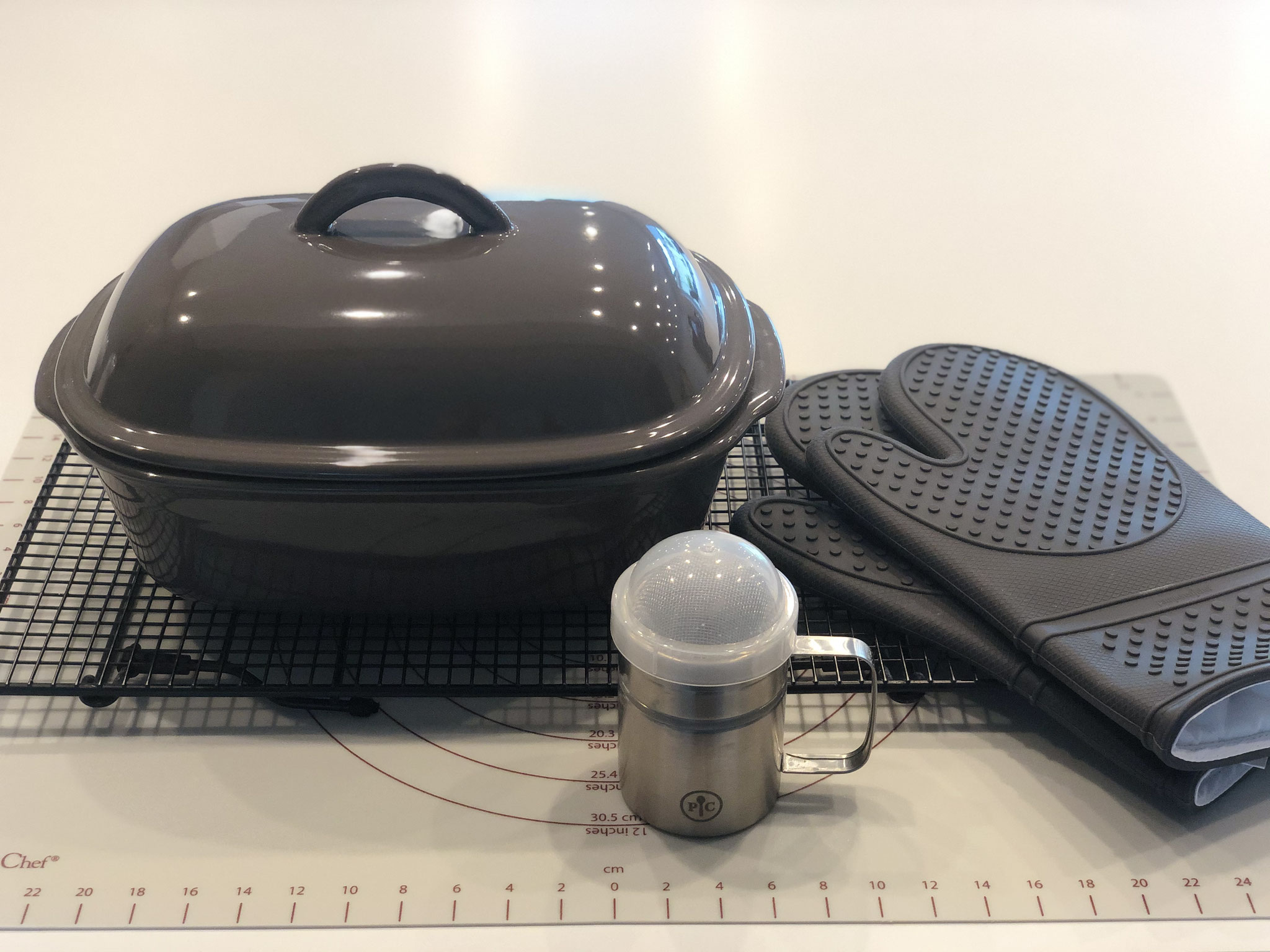 Hier siehst du meinen Ofenmeister, die Teigunterlage, den Streufix und das Kuchengitter sowie die Silikonhandschuhe von Pampered Chef®