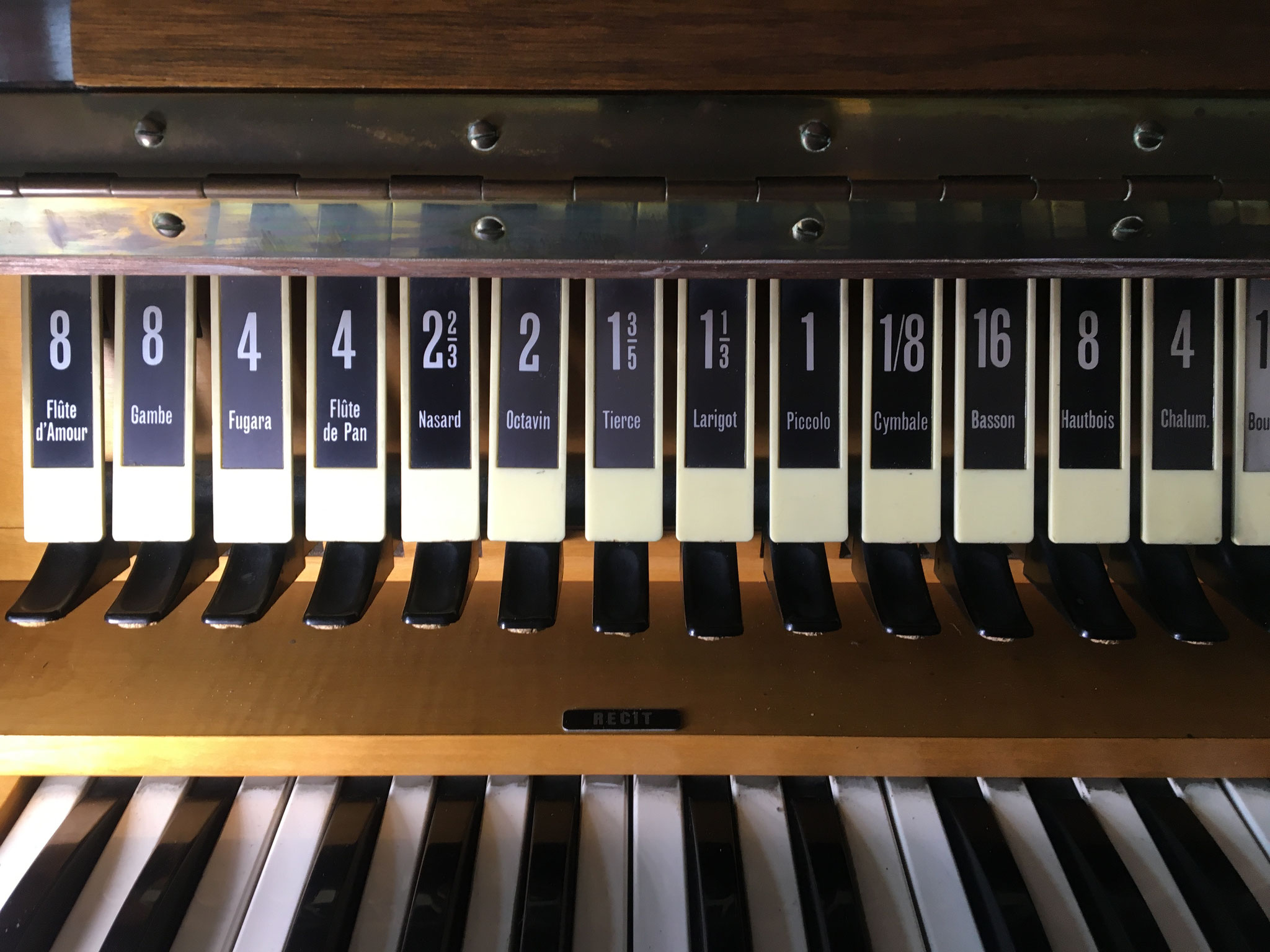 Stops of the upper manual (recit)