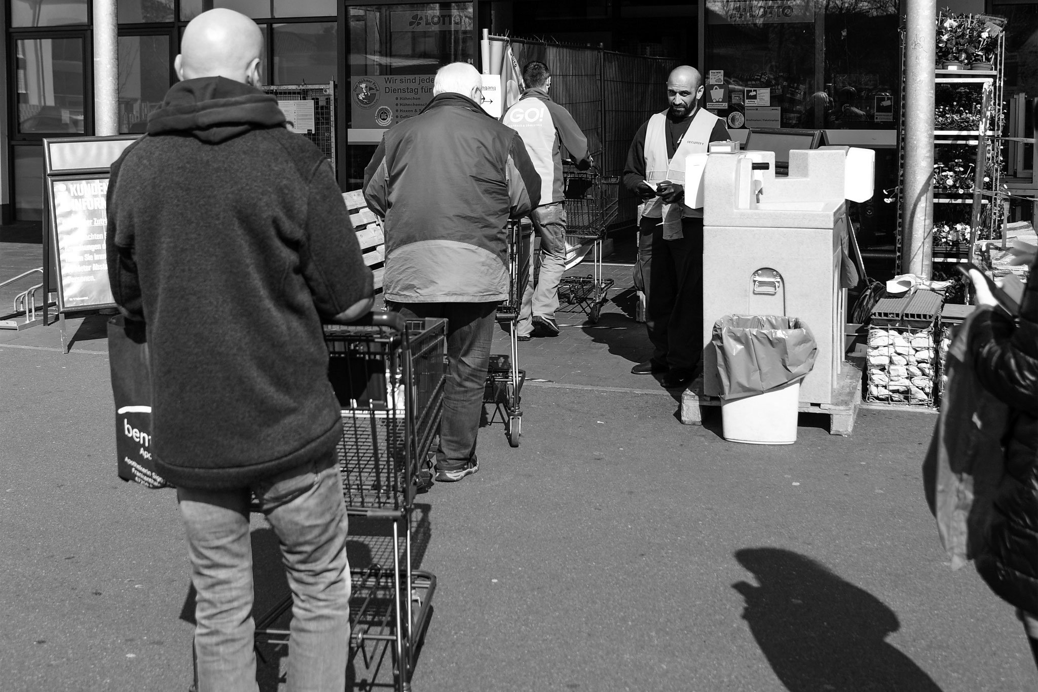27.3.2020 | FT | Edeka Steigler | Schlange mit Abstand