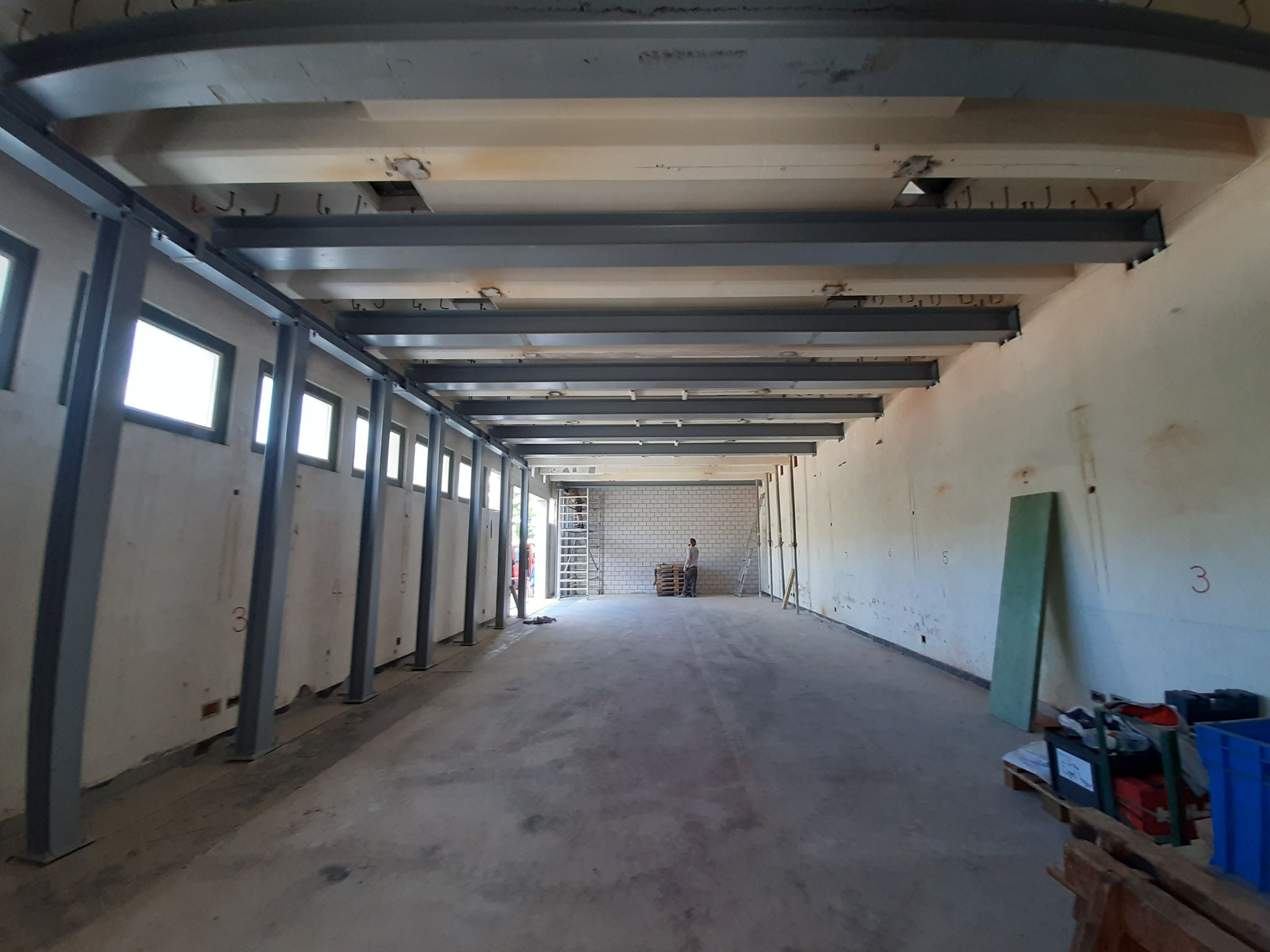 Verstärkungskonstruktion einer Lagerhalle