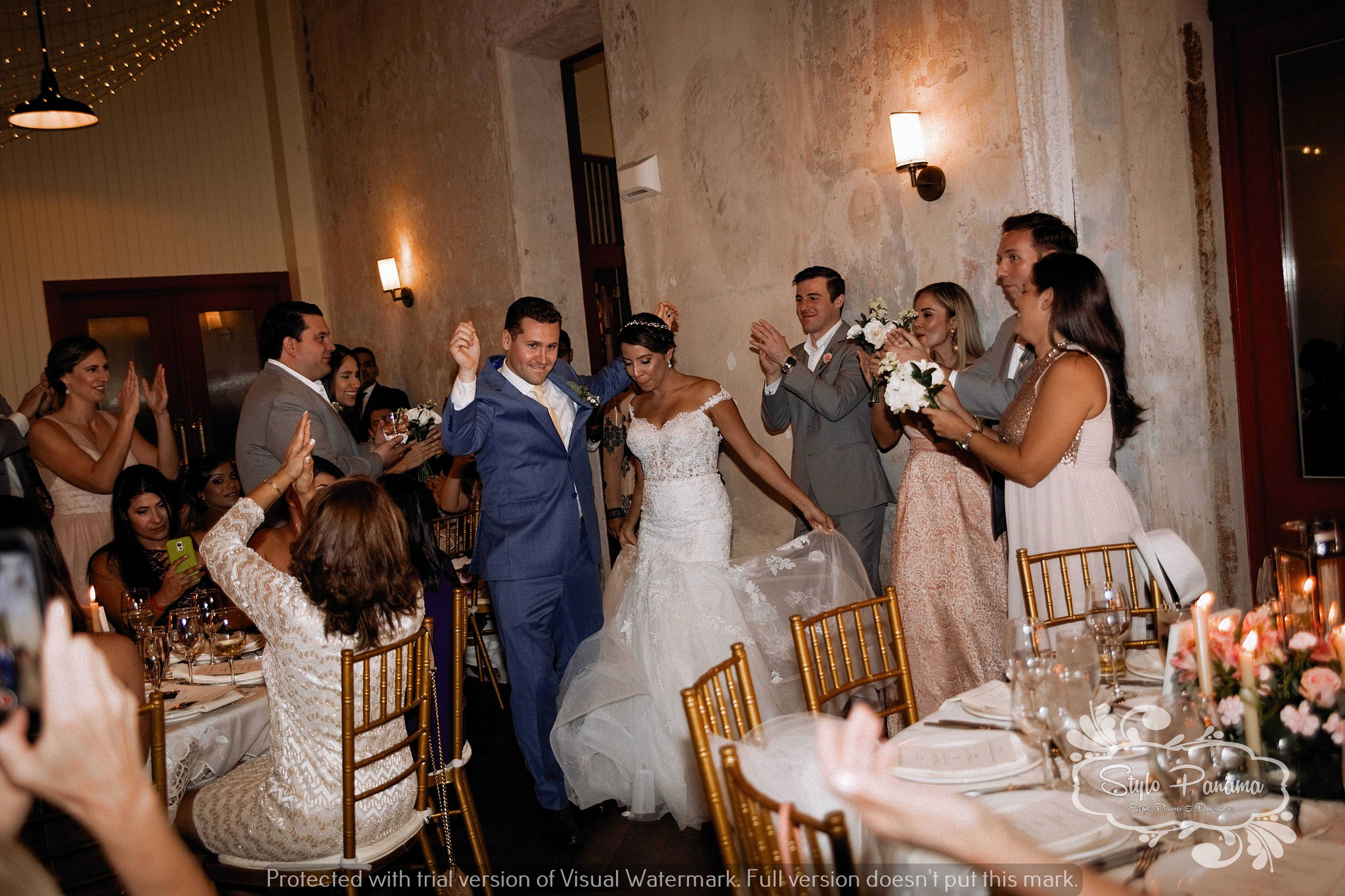 10. Entrada de los novios solos al salón sin cortejo