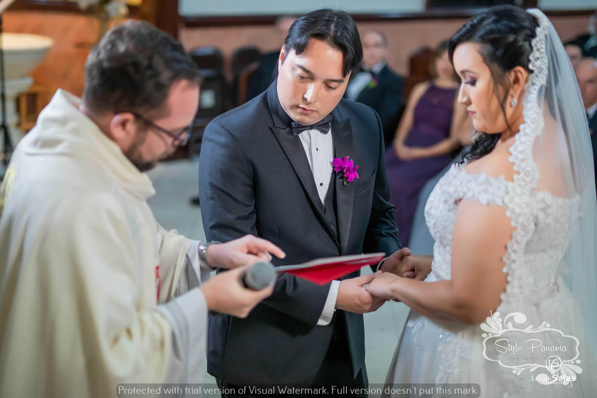 Hay Padres que permite que lean mientras se hace el rito matrimonial