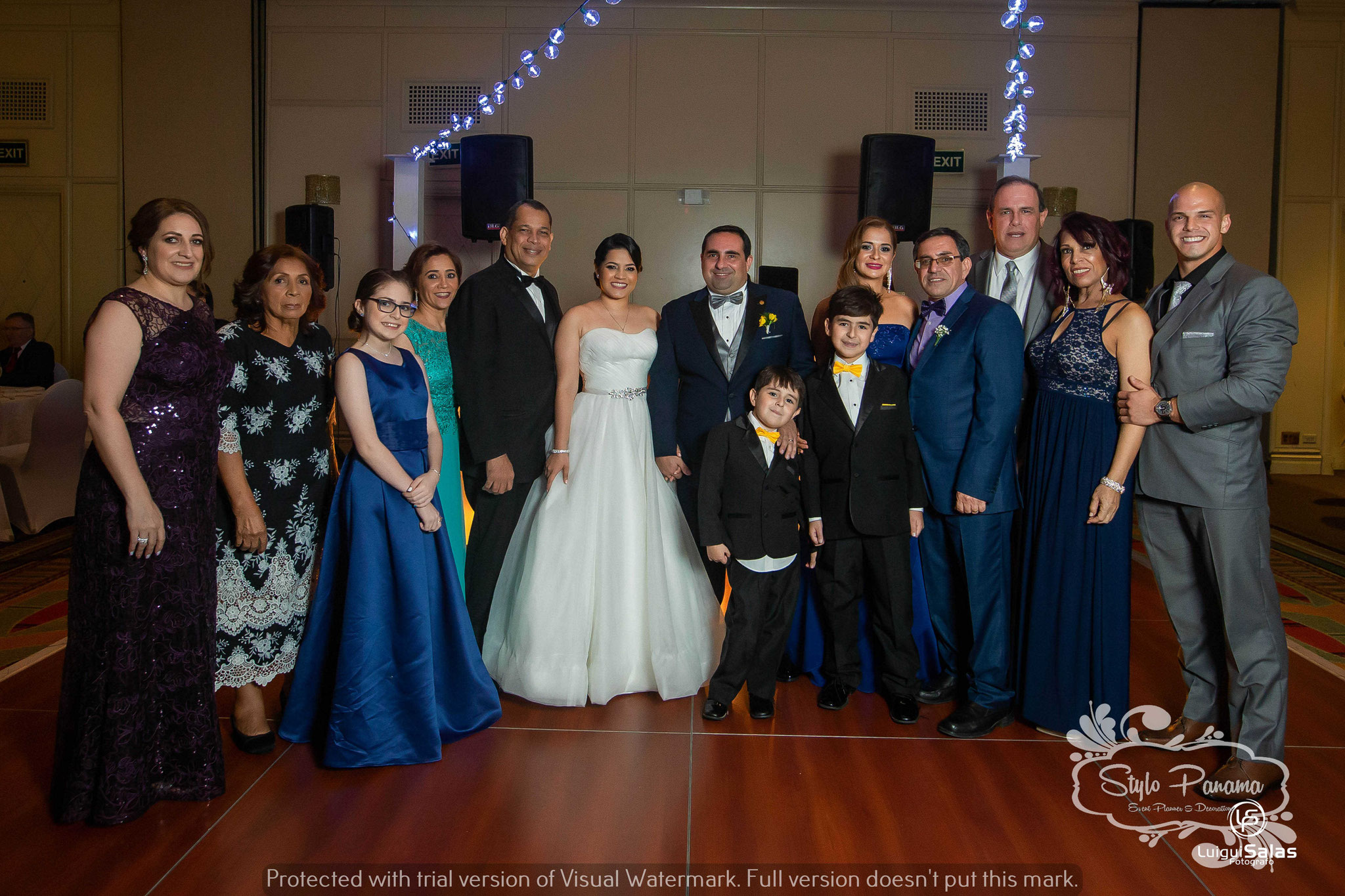 1. Foto de grupo completo de una mesa junto a los esposos
