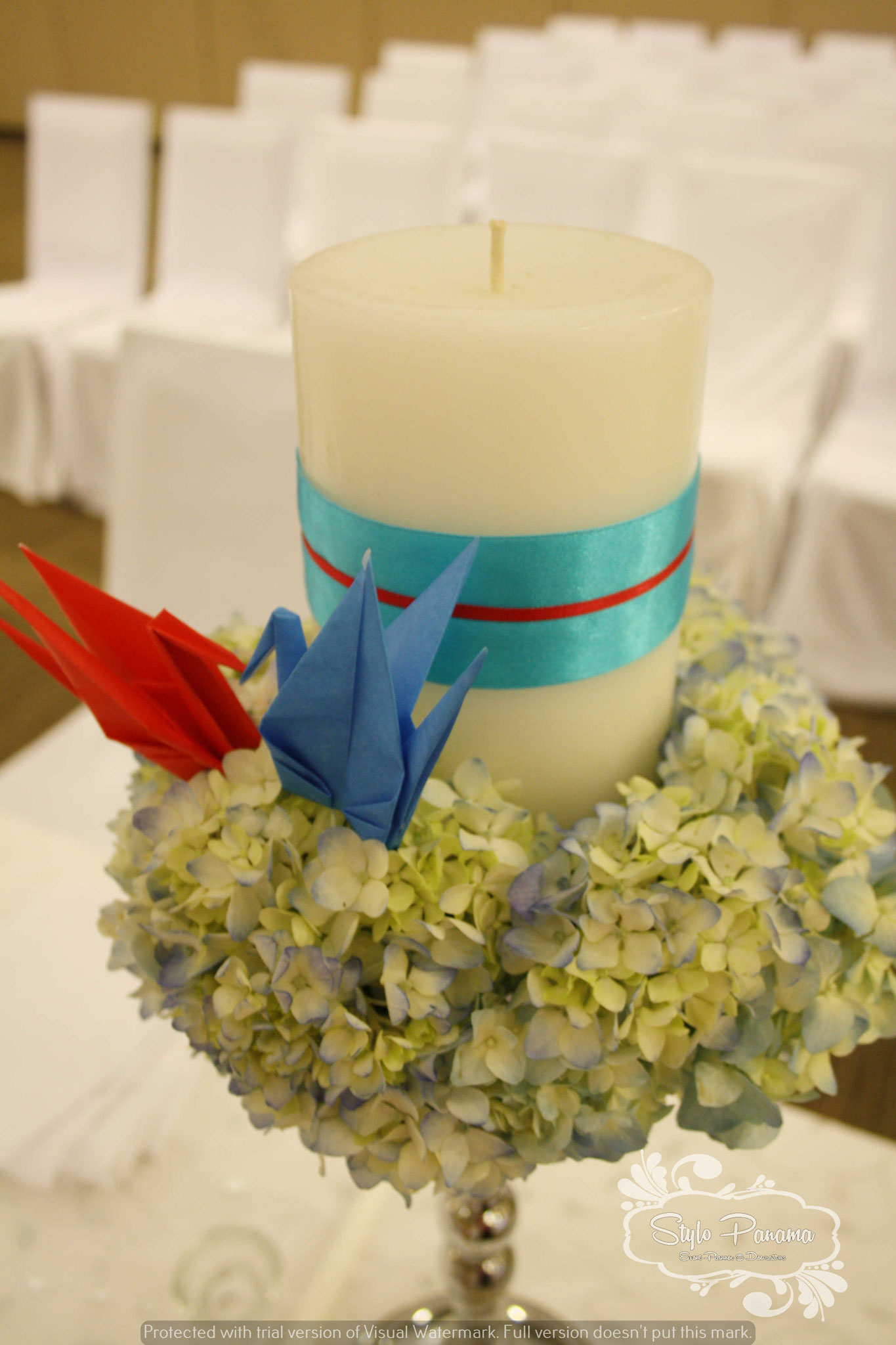 Vela central decorada con el tema de la boda