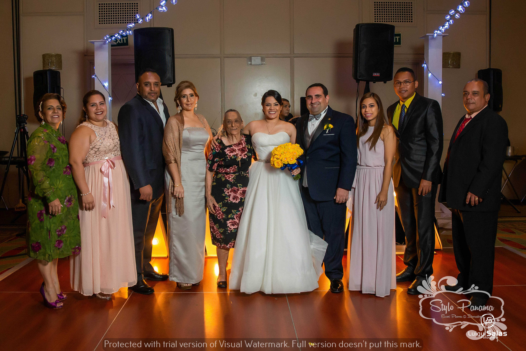 3. Foto de una parte de la mesa junto a los esposos