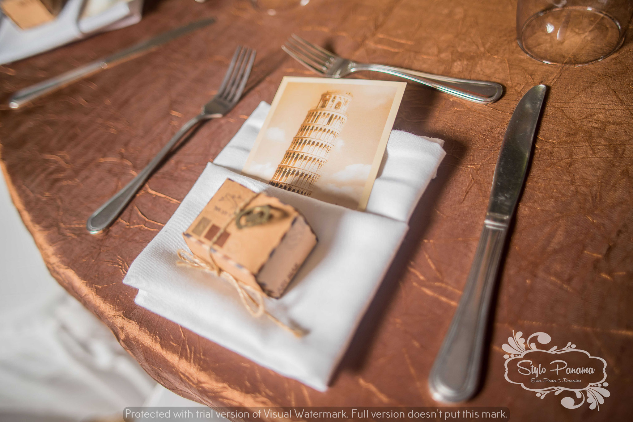 Cajita de maleta viajera de acuerdo al tema de la boda rellena de chocolate