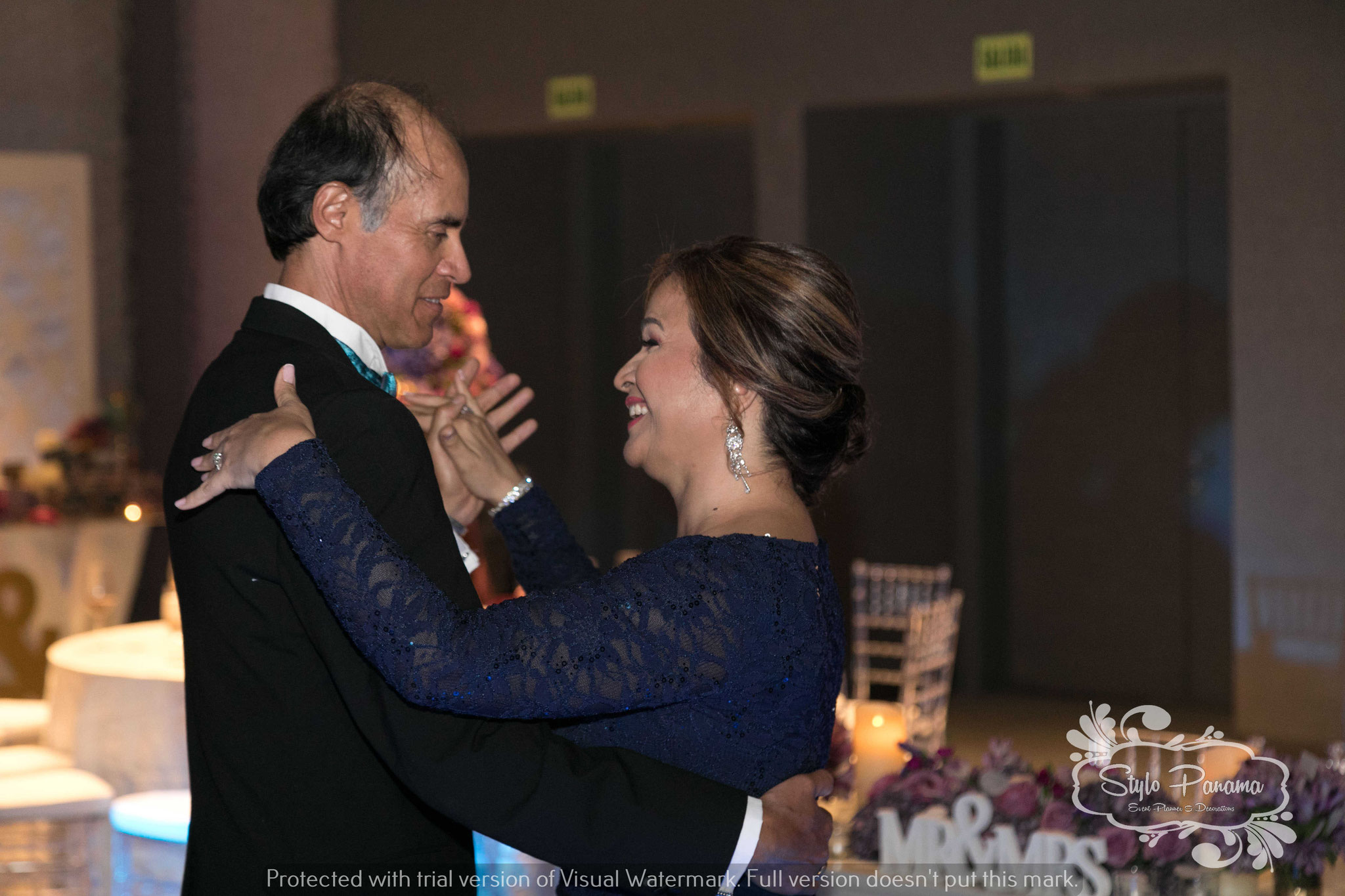 5. Los consuegros bailando juntos