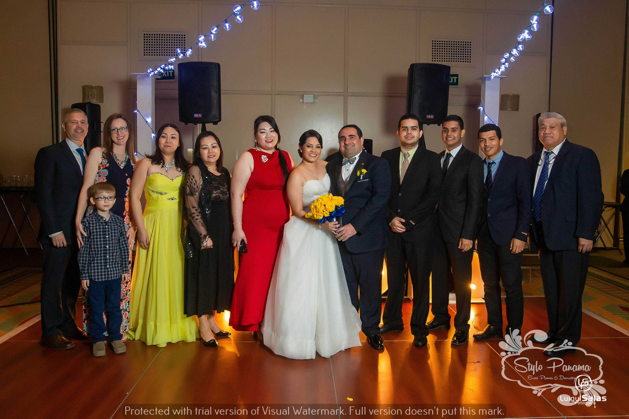 2. Foto de grupo completo de una mesa junto a los esposos