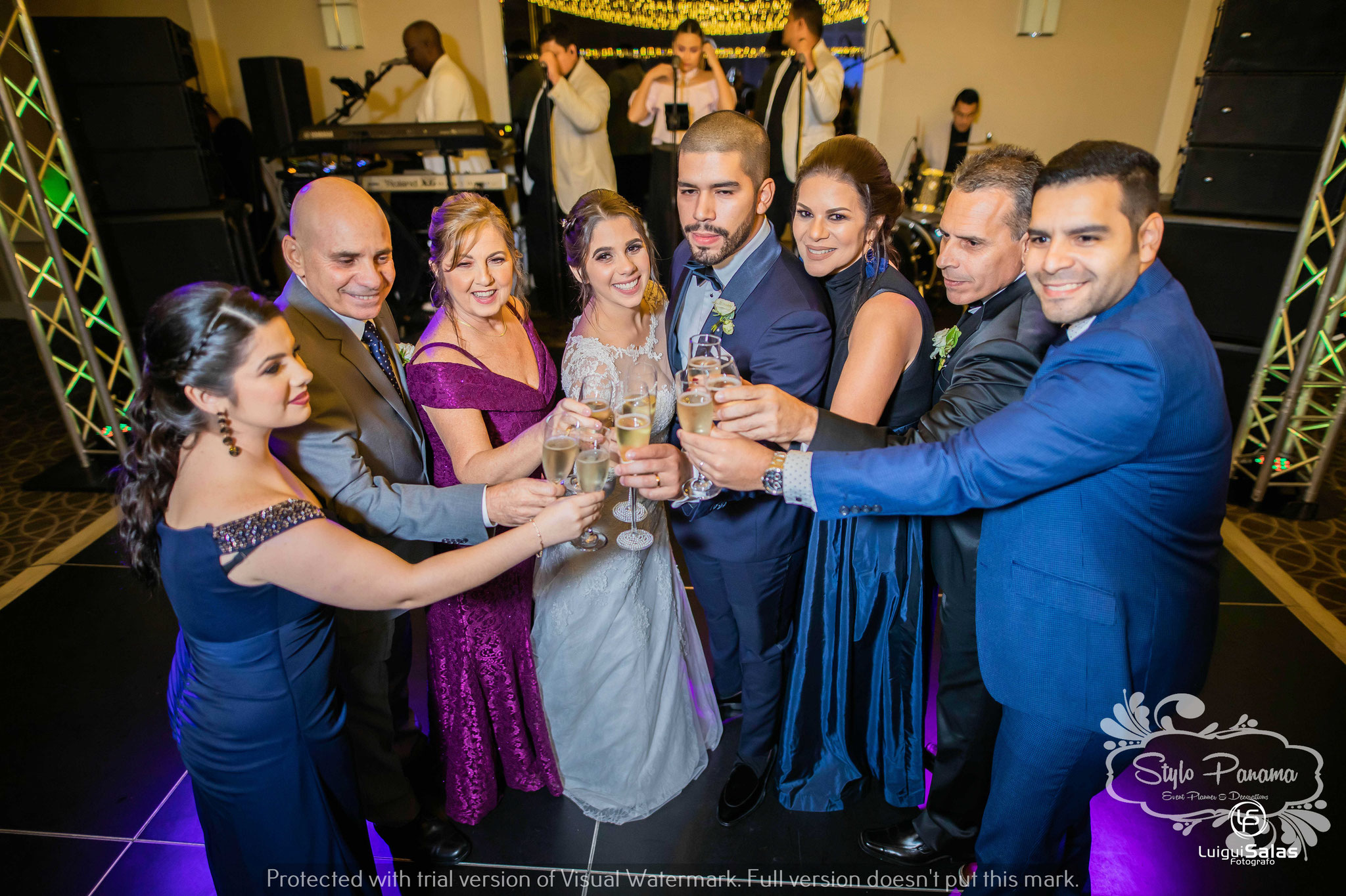 3. En esta boda, solo las mamás dieron las palabras, unen sus copas para finalizar el brindis, salud!