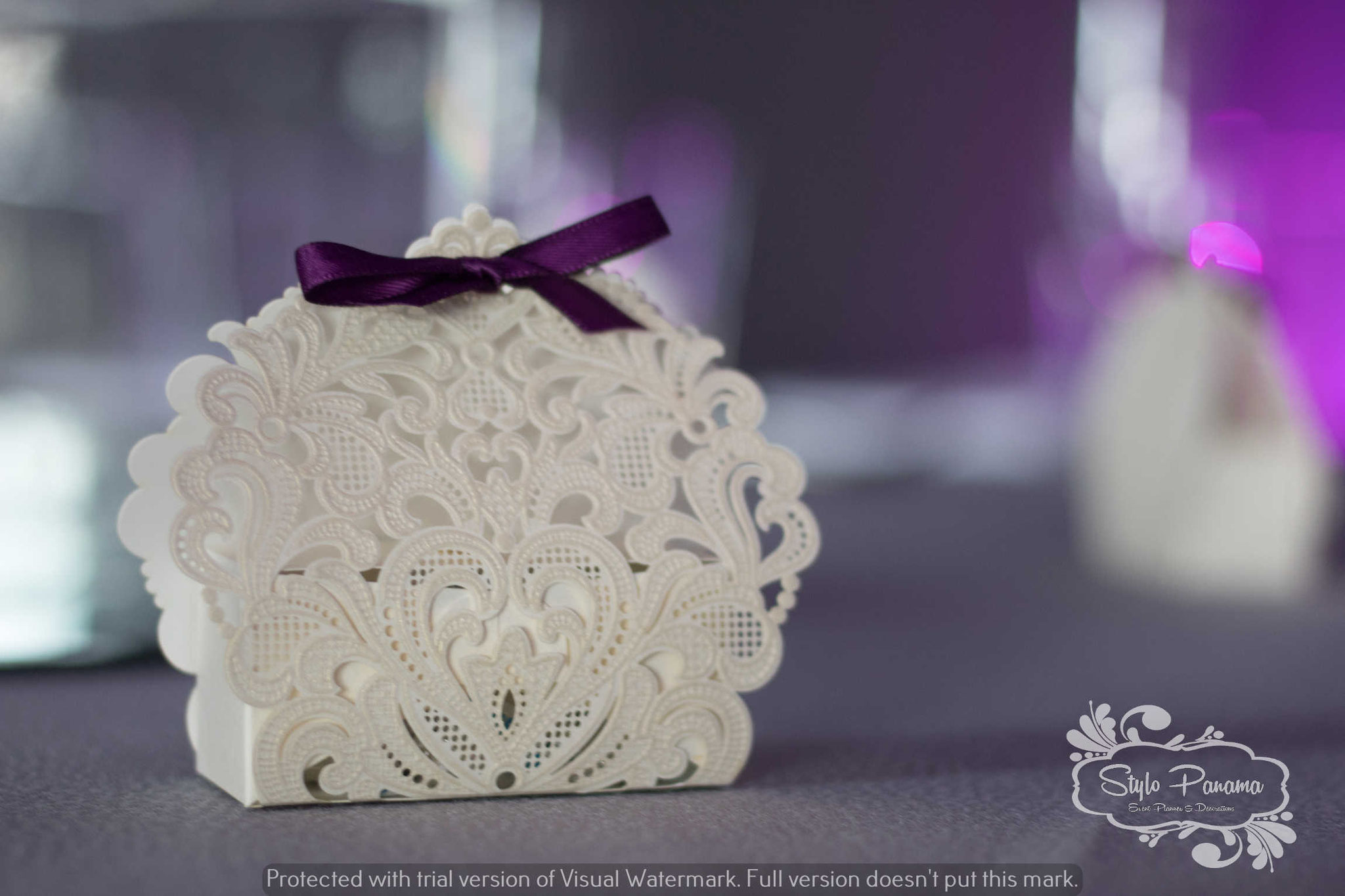 Cajitas del color de la boda, relleno con chocolates o almendras