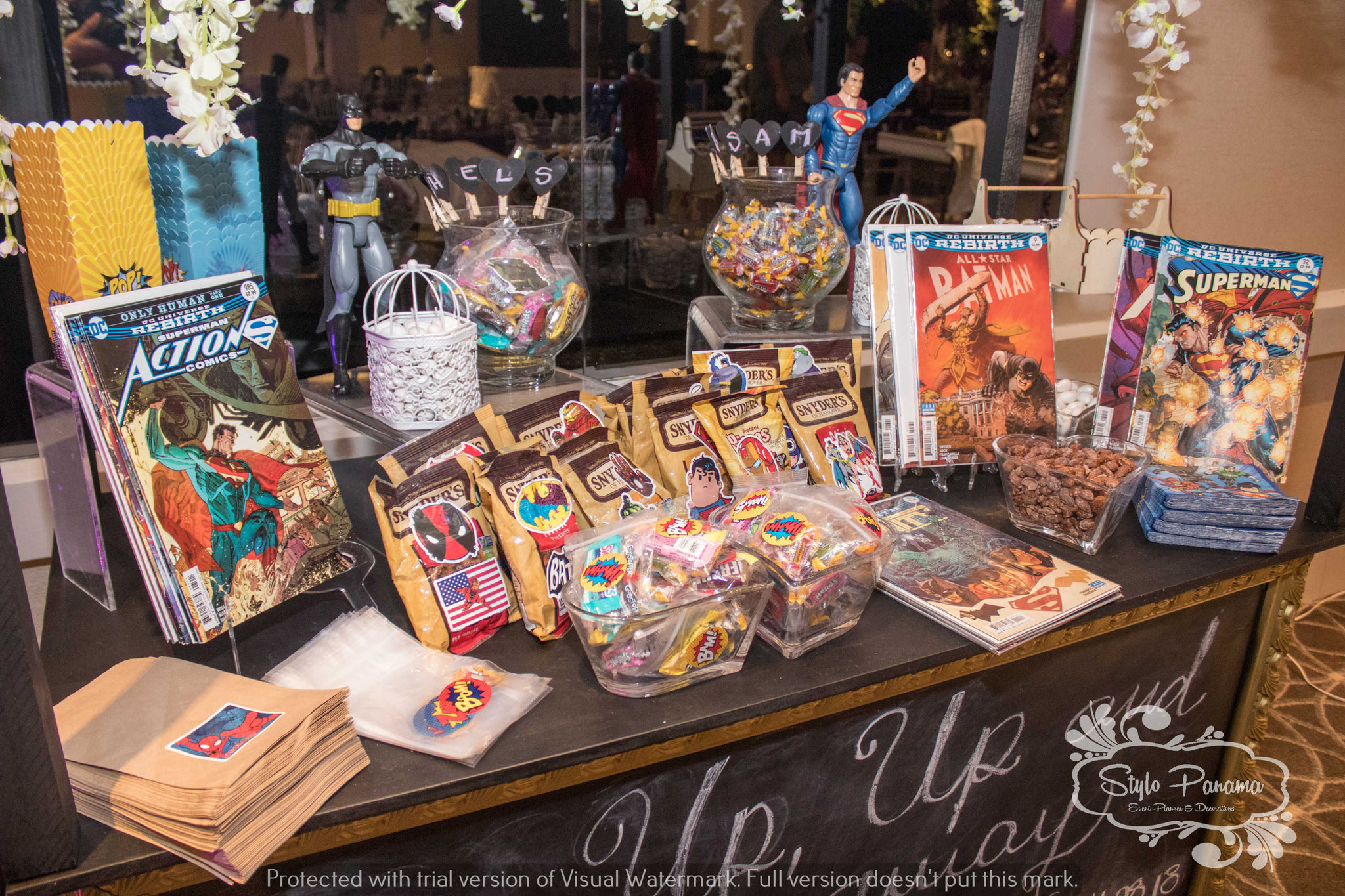 Historietas y snyder´s personalizados al tema del candy bar del novio