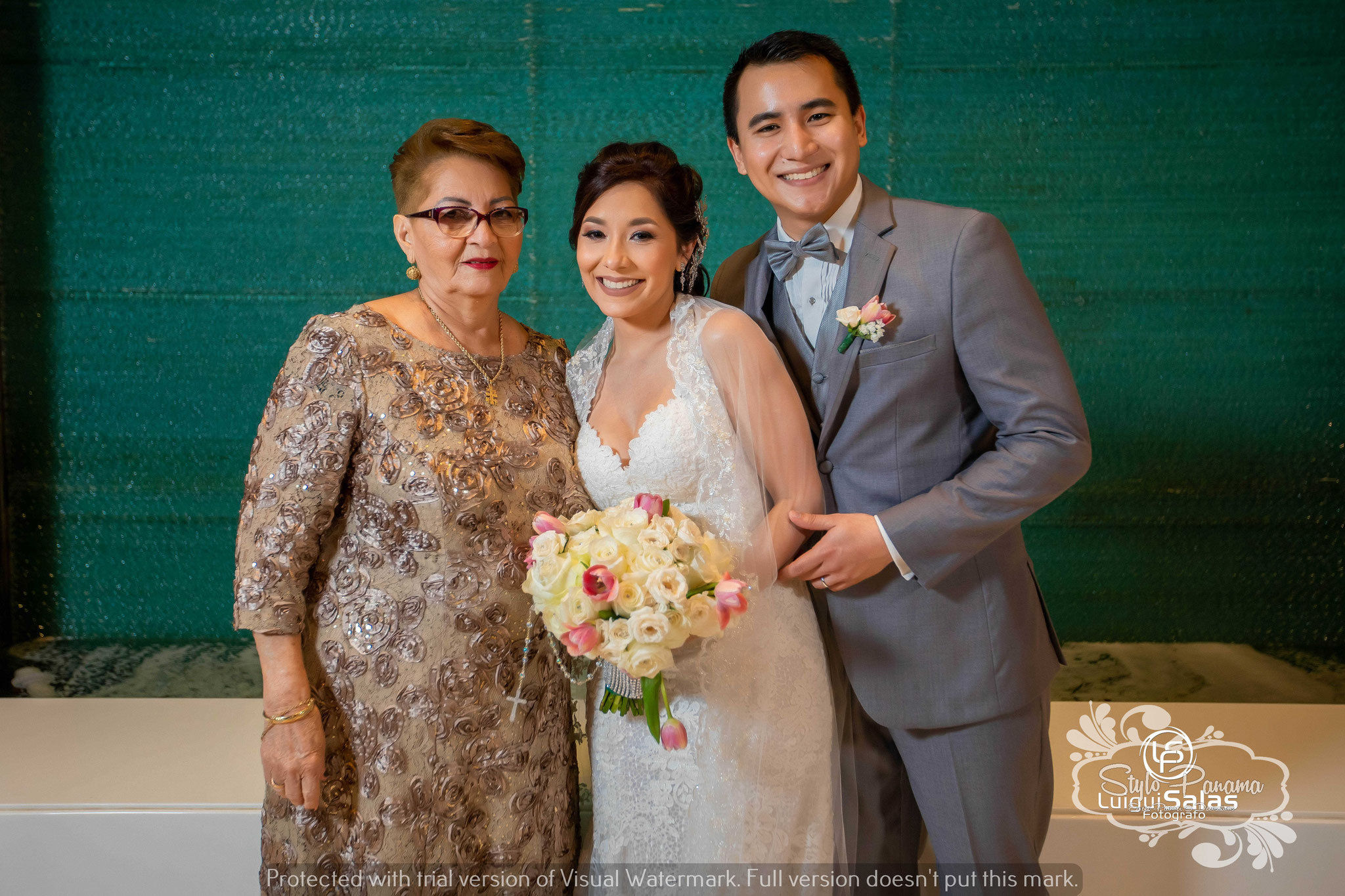 21. Esposos con la abuela de la novia