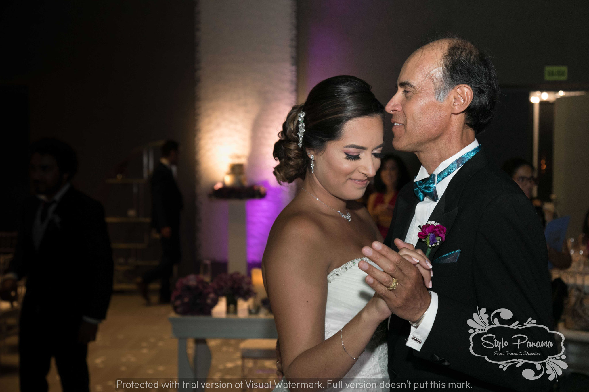 2. La novia baila con su papá