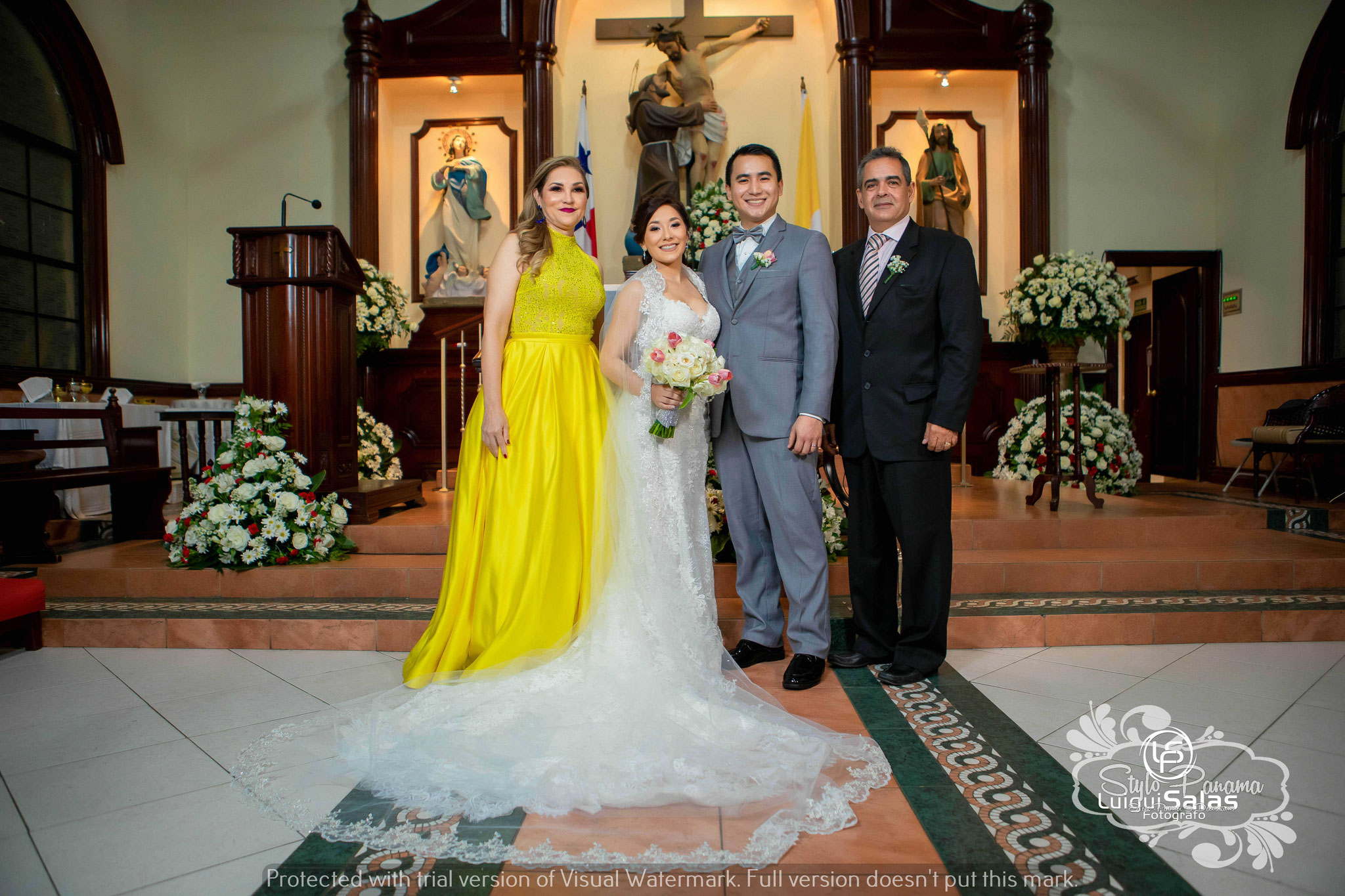 10. Esposos con los Padrinos de su boda