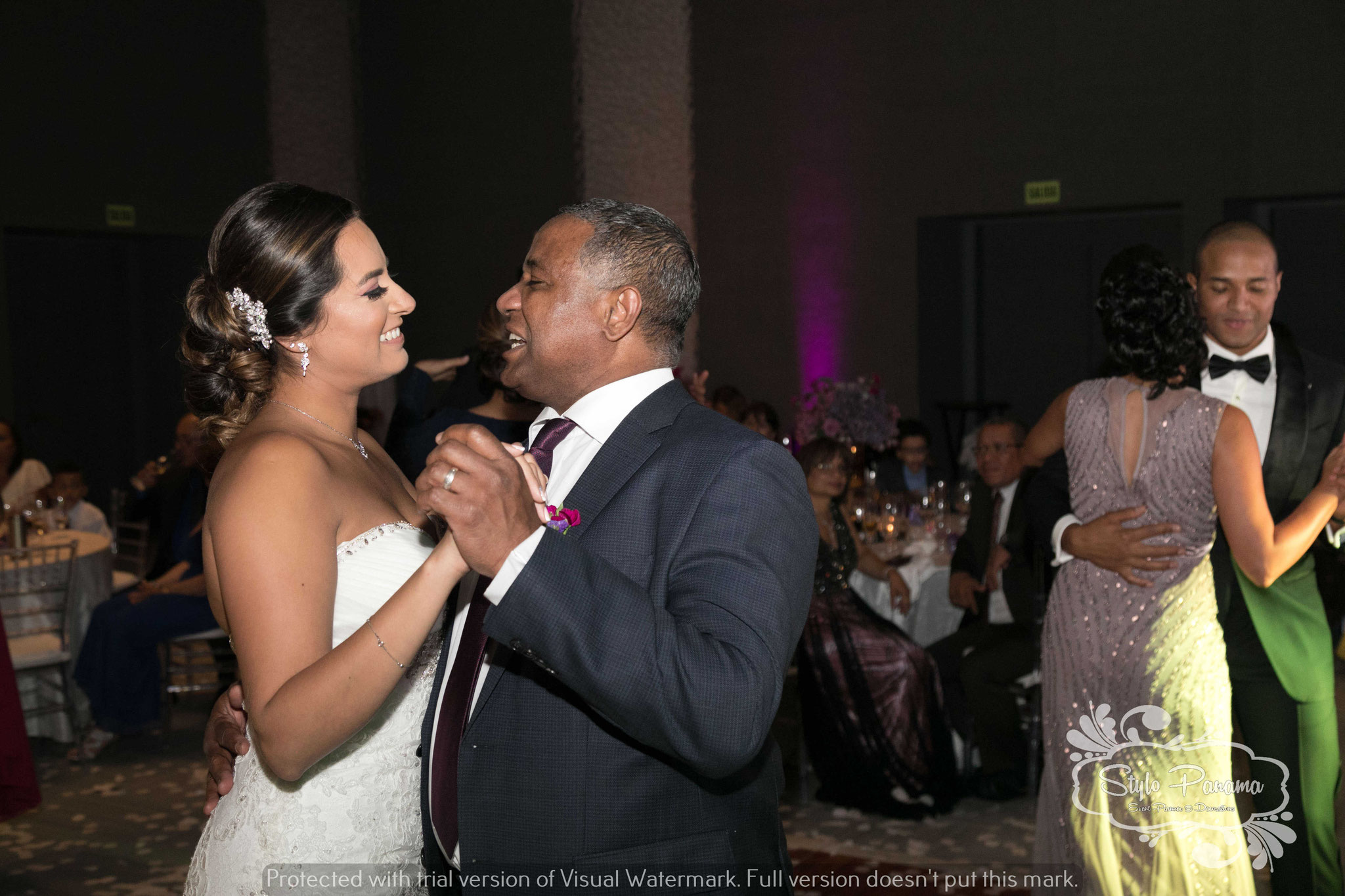 4. La novia baila con su suegro, de fondo está el novio bailando con su suegra