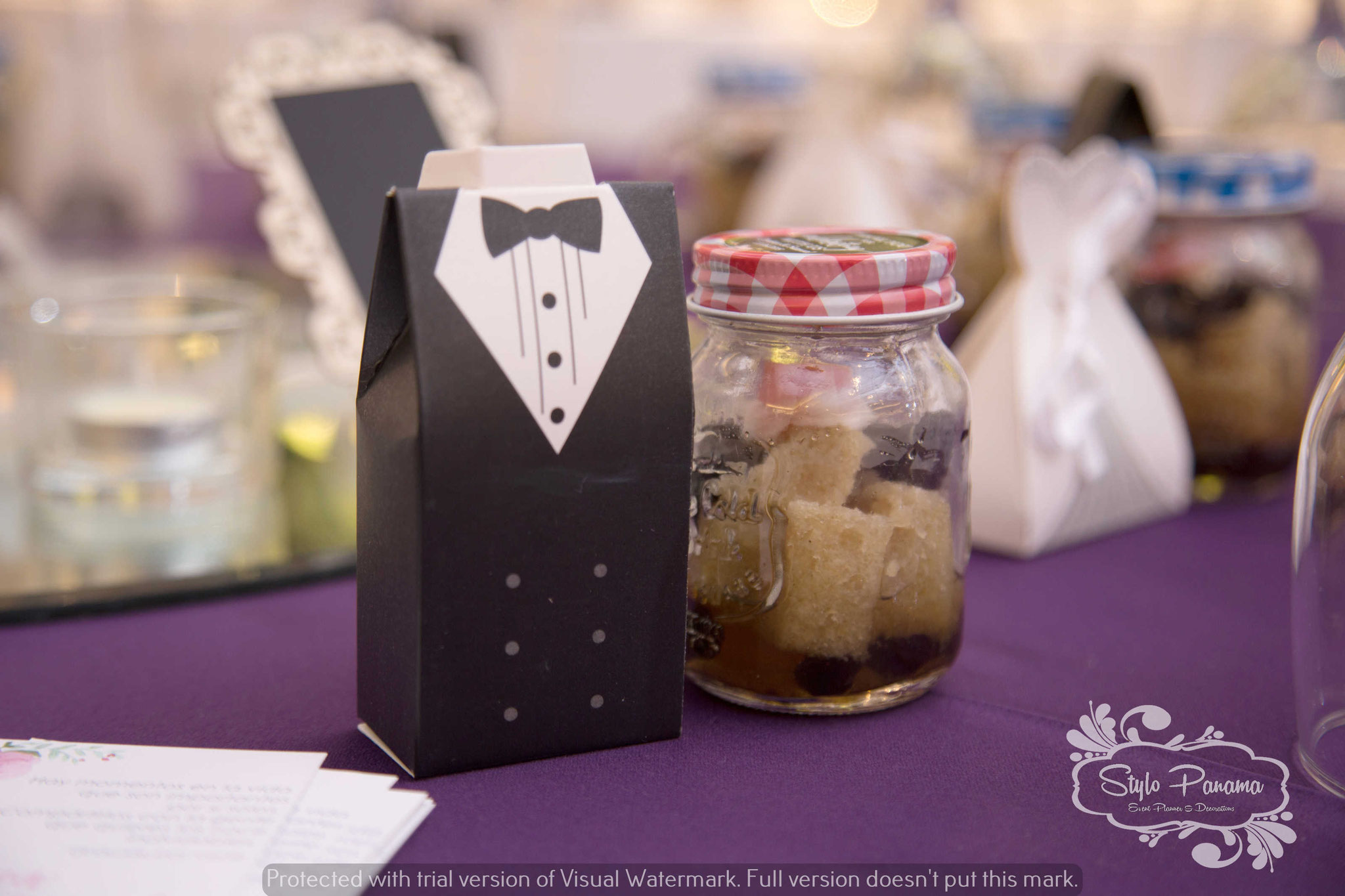 Mini masón jar rellenas de sopa borracha con cajita del traje del novio rellenas de almendras