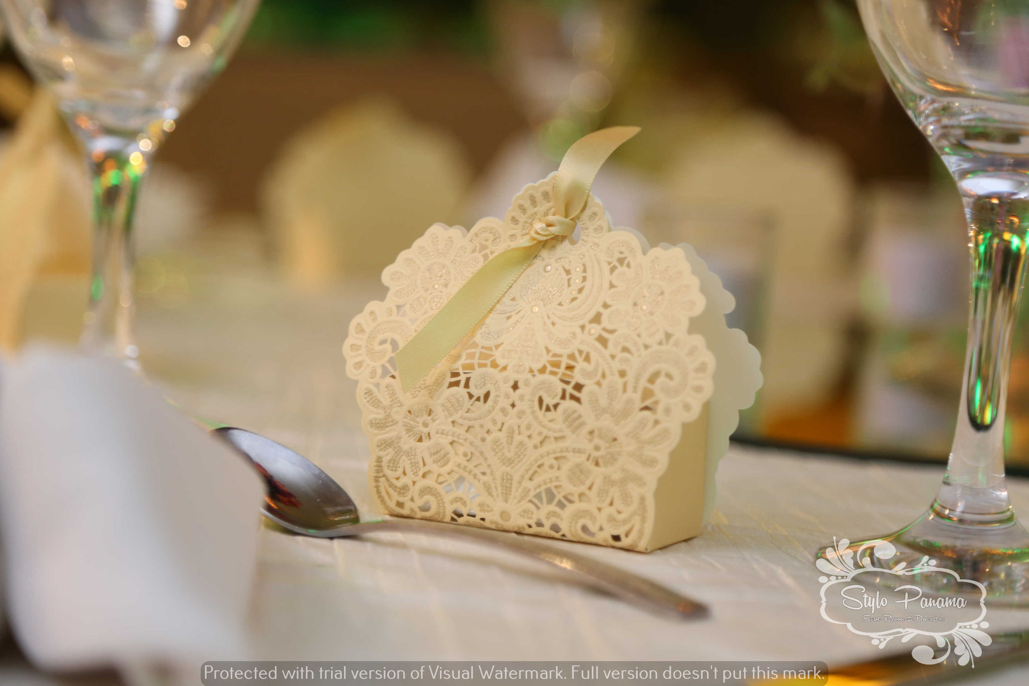 Cajitas del color de la boda, relleno con chocolates o almendras