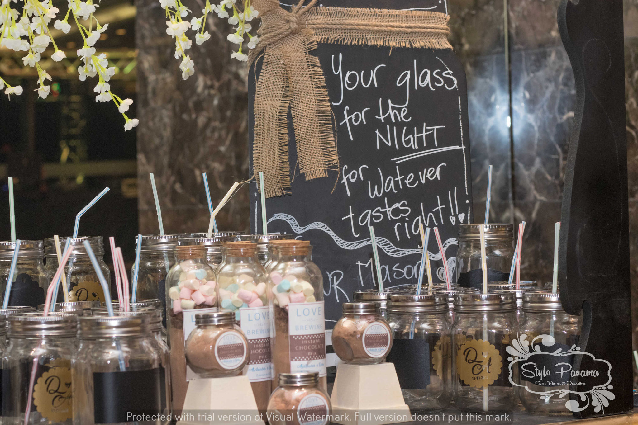 Mason jars, aceite de oliva y cocoas para los invitados 
