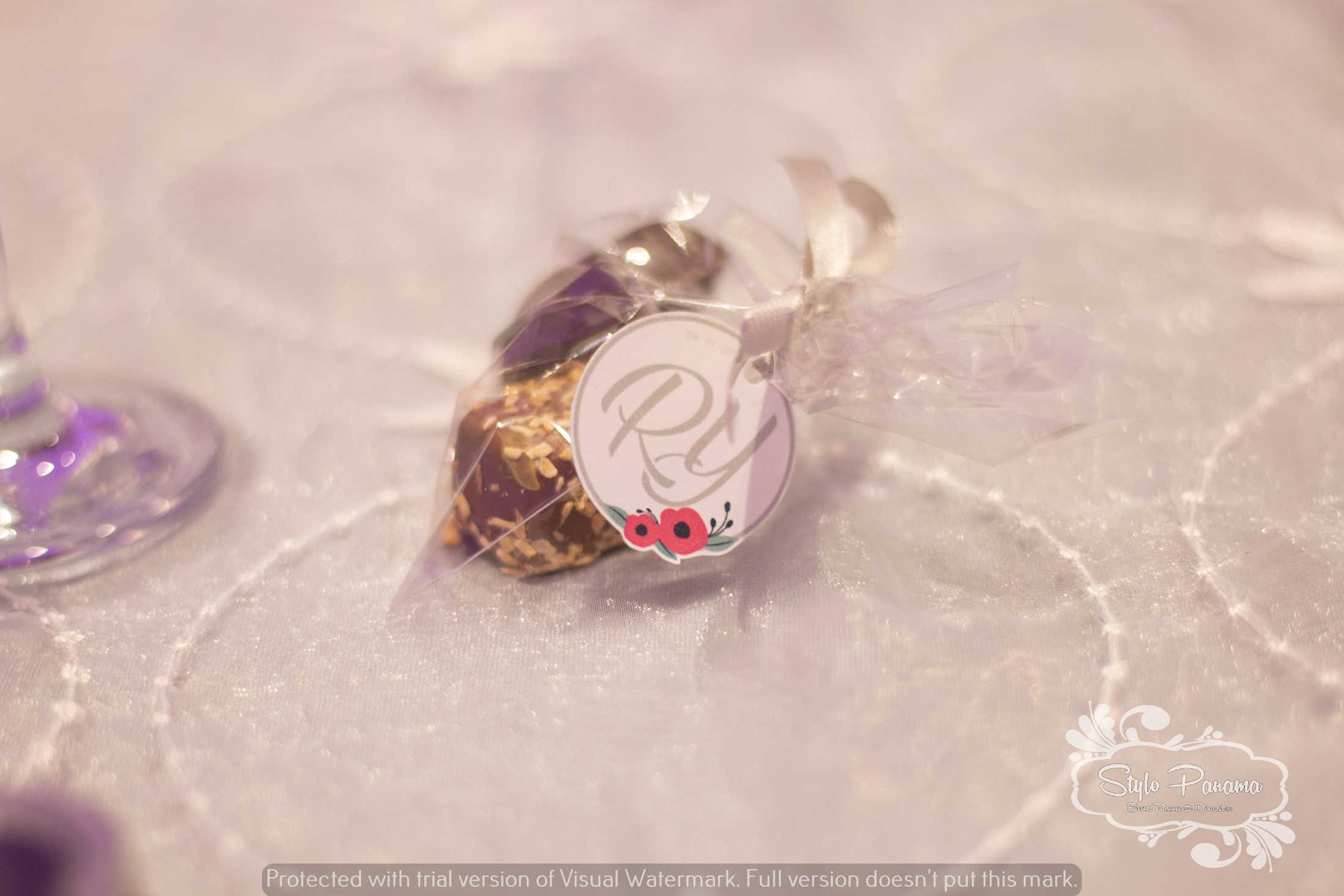 Bombones de chocolates personalizados al gusto de los novios en bolsitas transparentes con el monograma de la boda